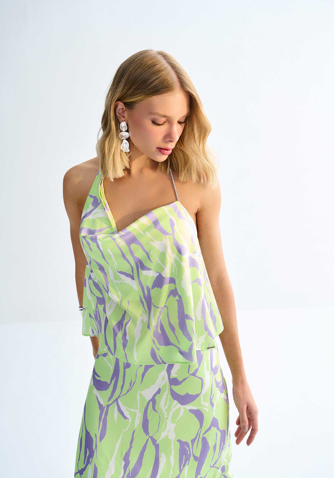 Blusa Frente &Uacute;nica Assim&eacute;trica com Al&ccedil;a Strass, , large.