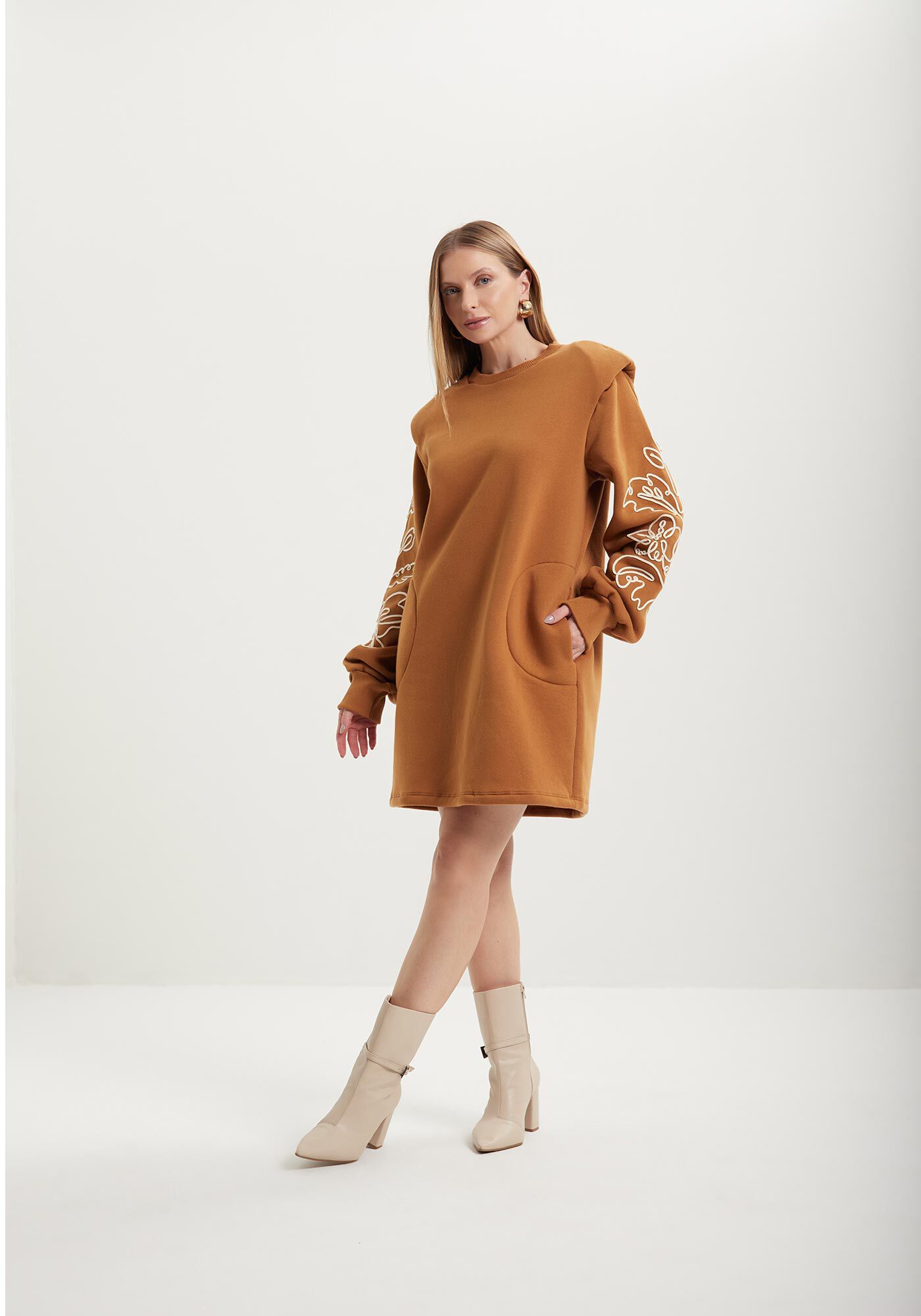 Vestido Curto Com Mangas Amplas Bordadas Em Moletom, , large.
