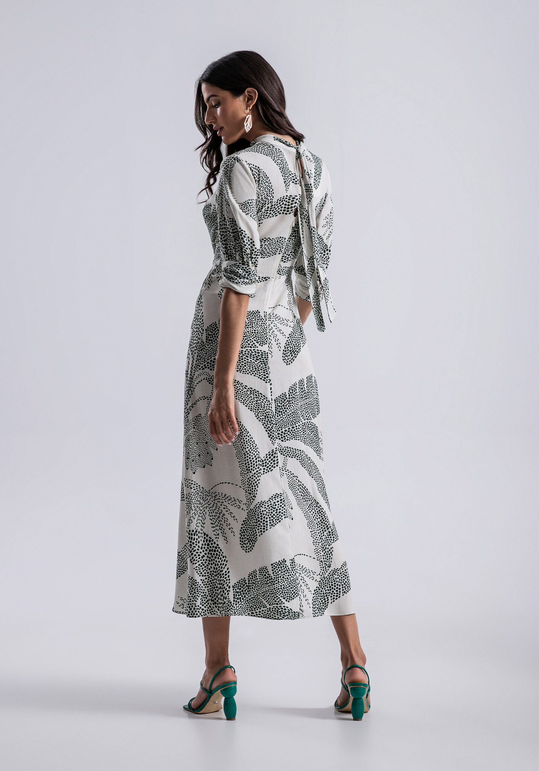 Vestido Midi Gola Alta Franzido e Fenda, VEREDAS. Vestido Midi Gola Alta Franzido e Fenda, VEREDAS, large.