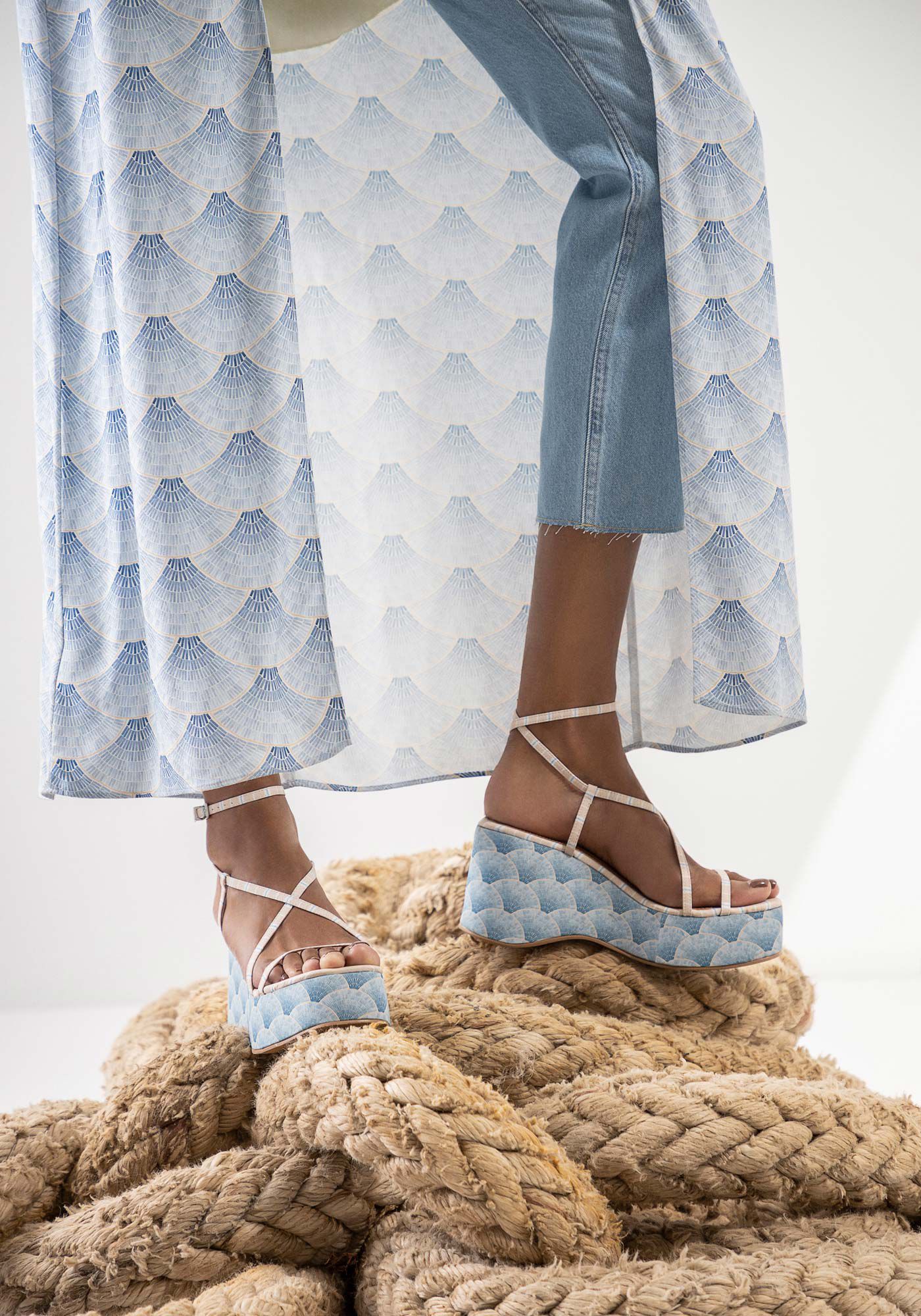Sandalia anabela estampada outlet