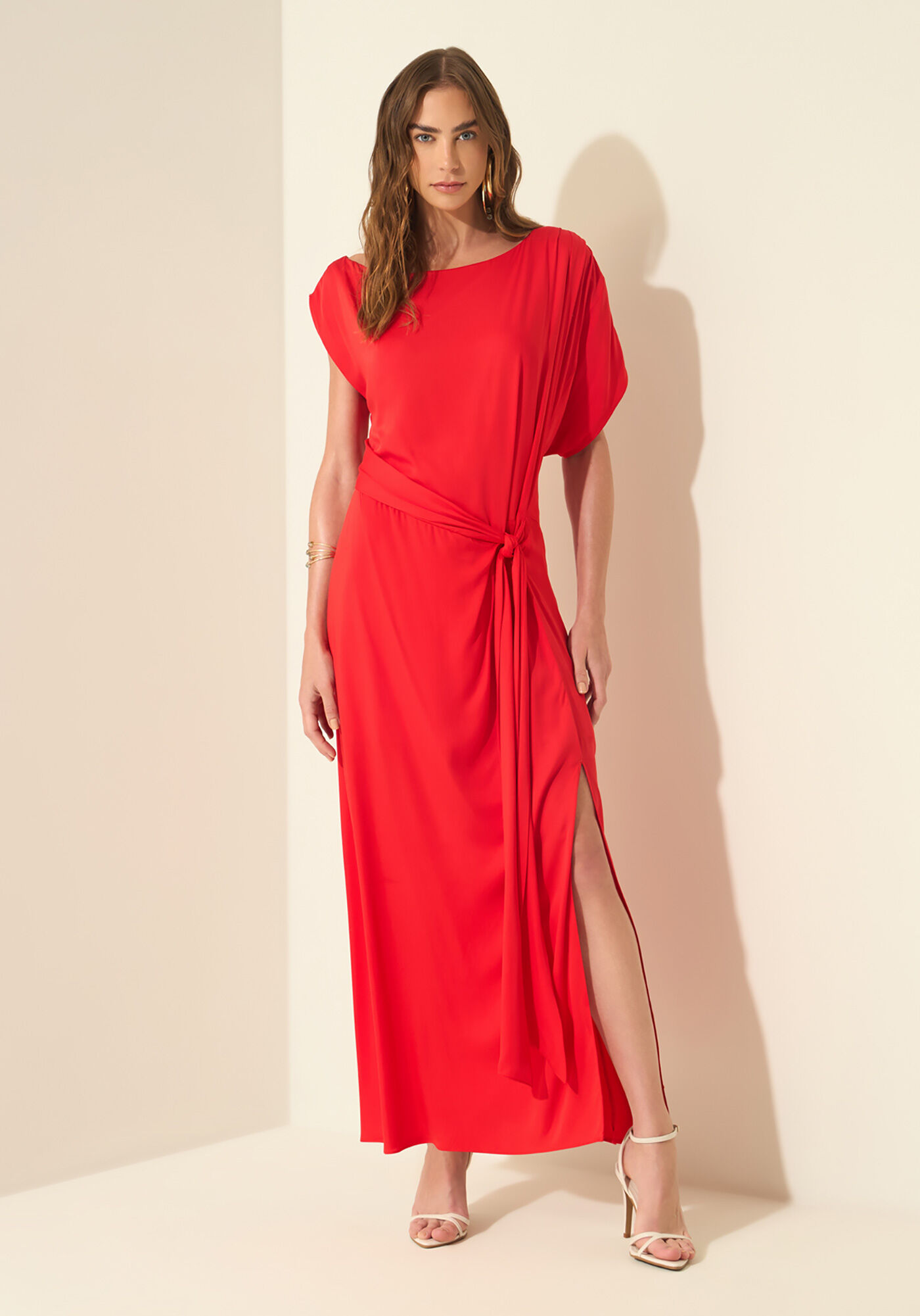 Vestido Longo De Mangas Curtas Com Decote Assim&eacute;trico, VERMELHO POWER, large.