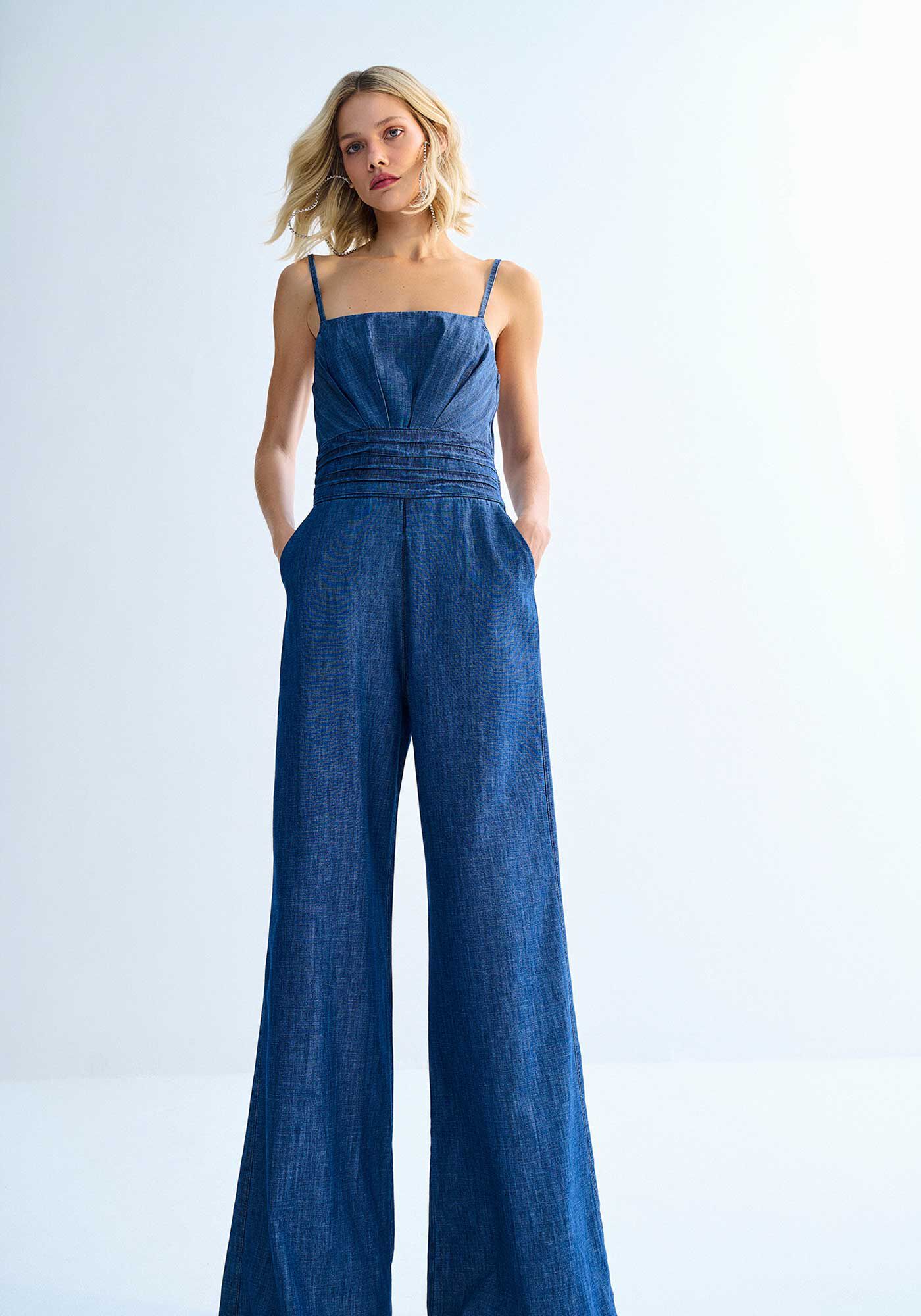 Macac&atilde;o Jeans Longo Pantalona com Pregas Cintura, , large.