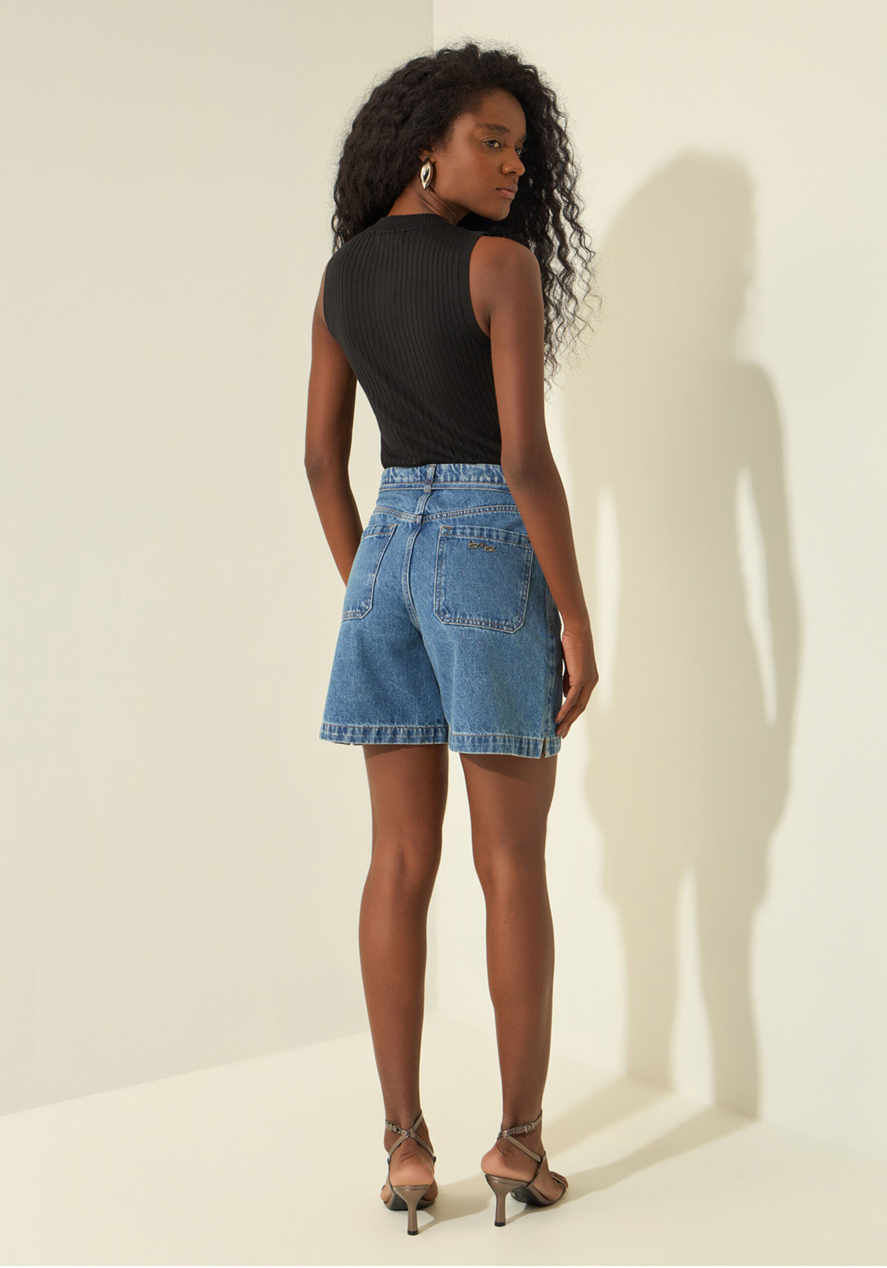 Bermuda Jeans De Cintura Alta Com Bordados, JEANS. Bermuda Jeans De Cintura Alta Com Bordados, JEANS, large.