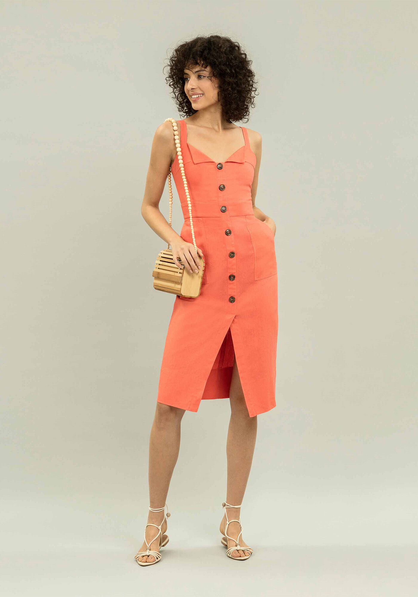 Vestido de linho com botoes sales na frente