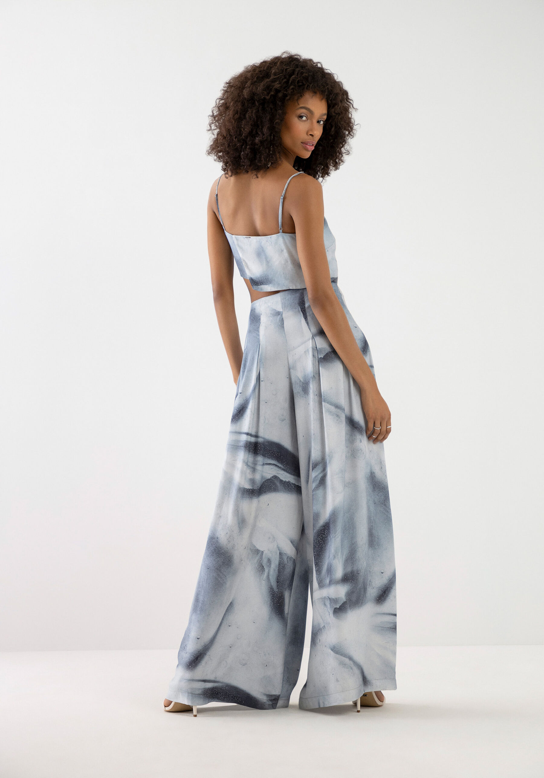 Blusa Cropped Estampada em Crepe Assimétrica, ATMOSFERA. Blusa Cropped Estampada em Crepe Assimétrica, ATMOSFERA, large.