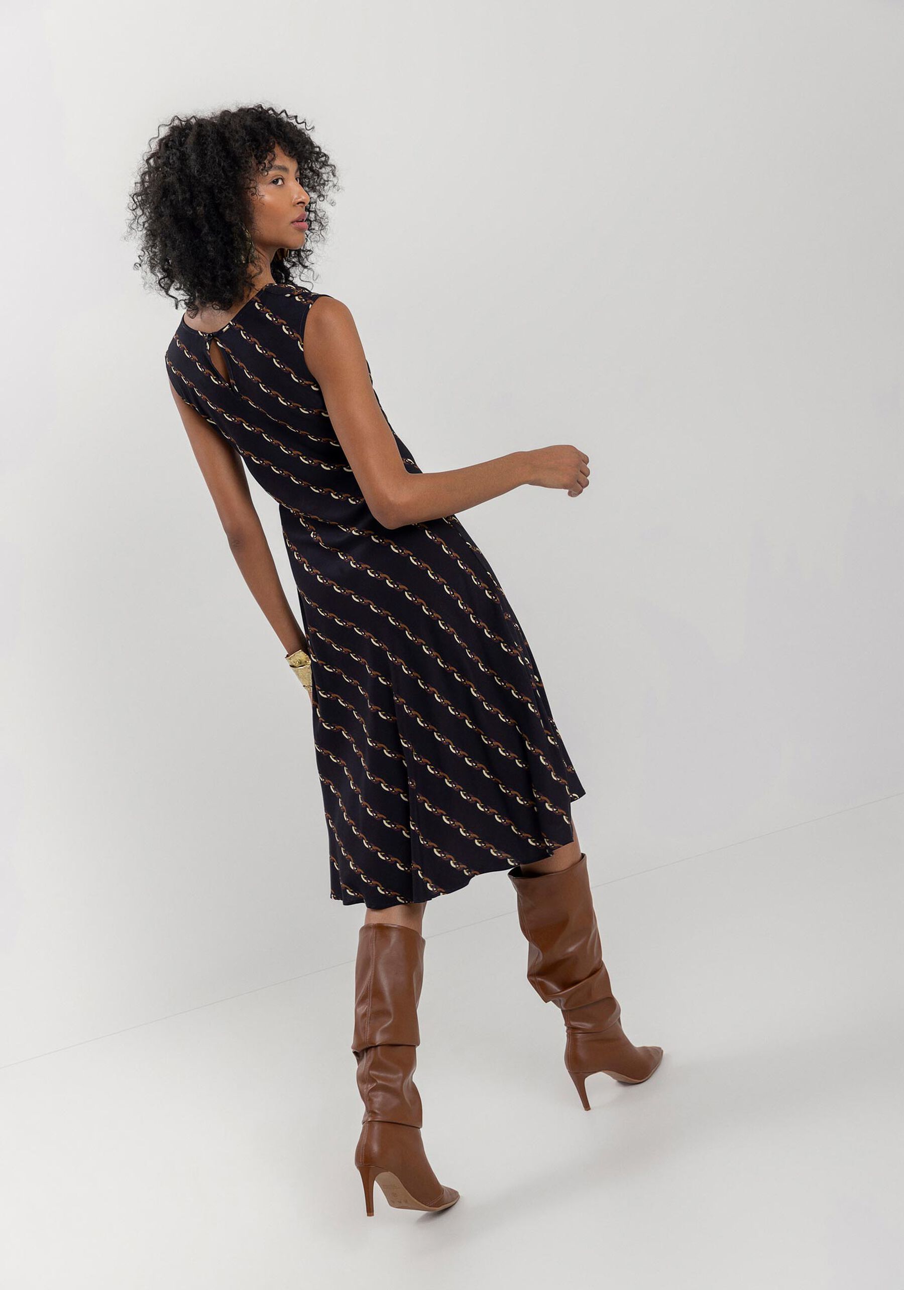 Vestido Midi Sem Mangas Estampado Com Gola Degagê, . Vestido Midi Sem Mangas Estampado Com Gola Degagê, , large.