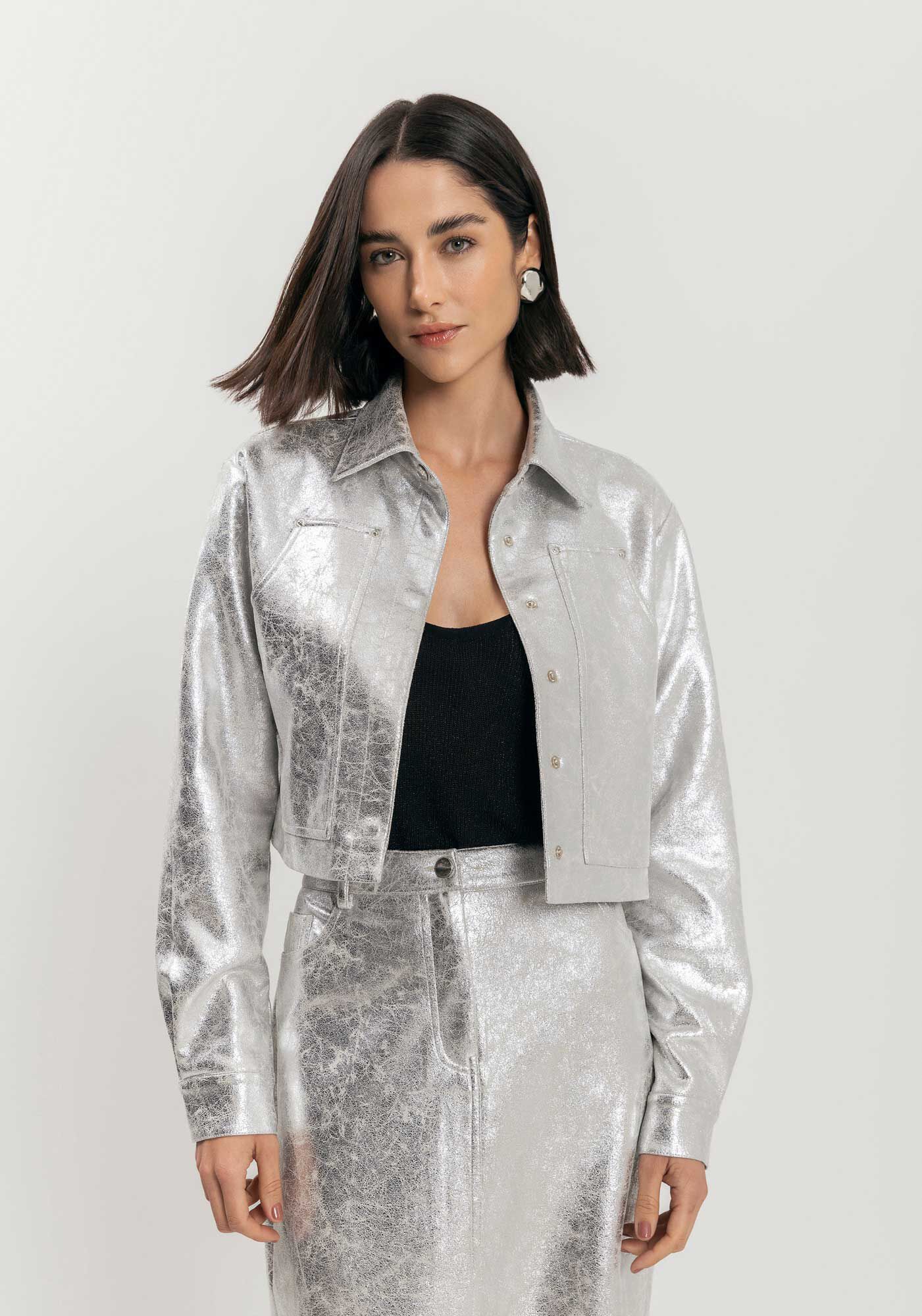 Jaqueta Curta Com Bolsos E Bot&otilde;es Em Suede Metalizado, PRATA, large.
