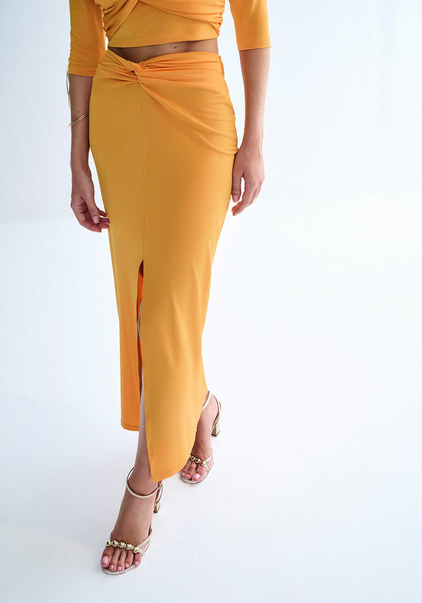 Saia Midi em Malha Texturizada com Tor&ccedil;&atilde;o e Fenda, AMARELO SAVANNAH, large.