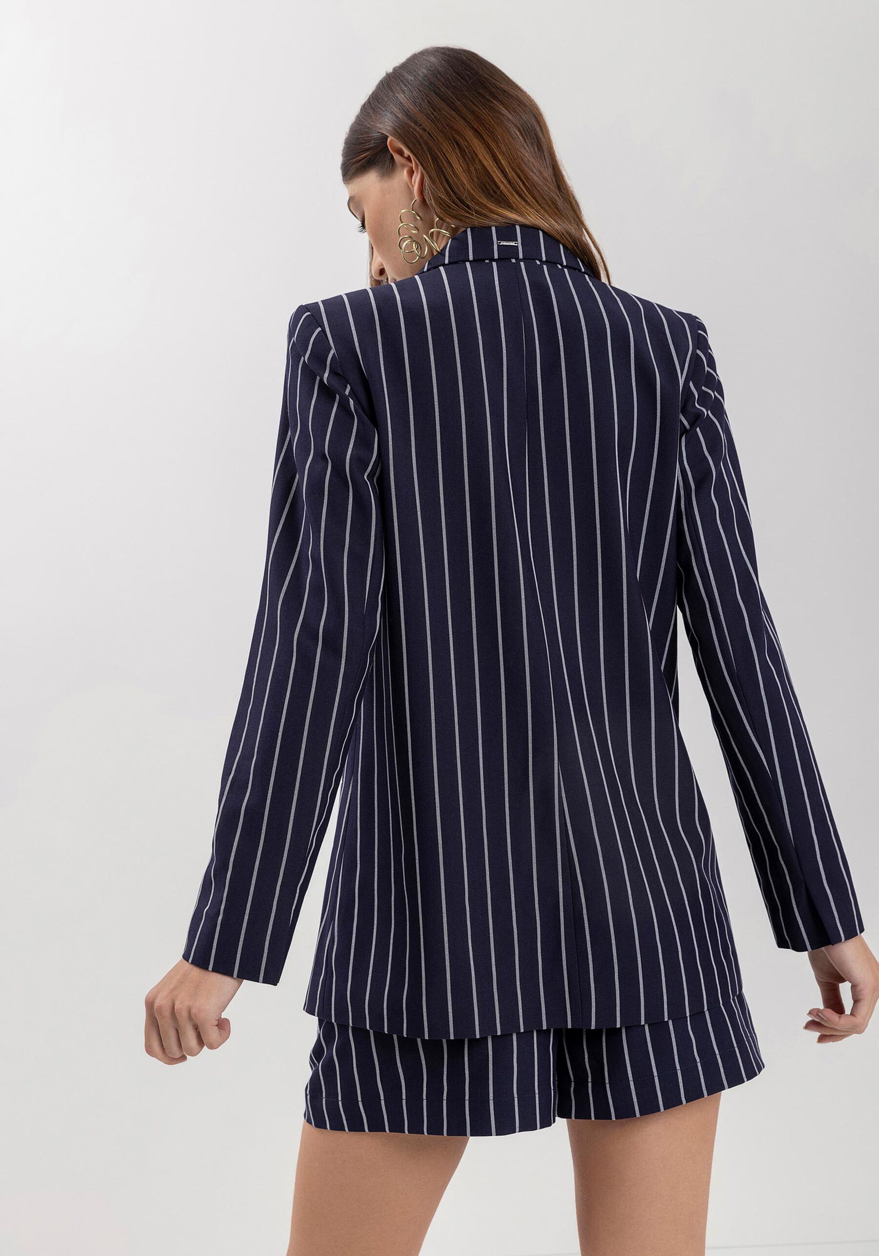 Blazer Alongado Em Alfaiataria Com Lapelas E Botões Forrados, . Blazer Alongado Em Alfaiataria Com Lapelas E Botões Forrados, , large.
