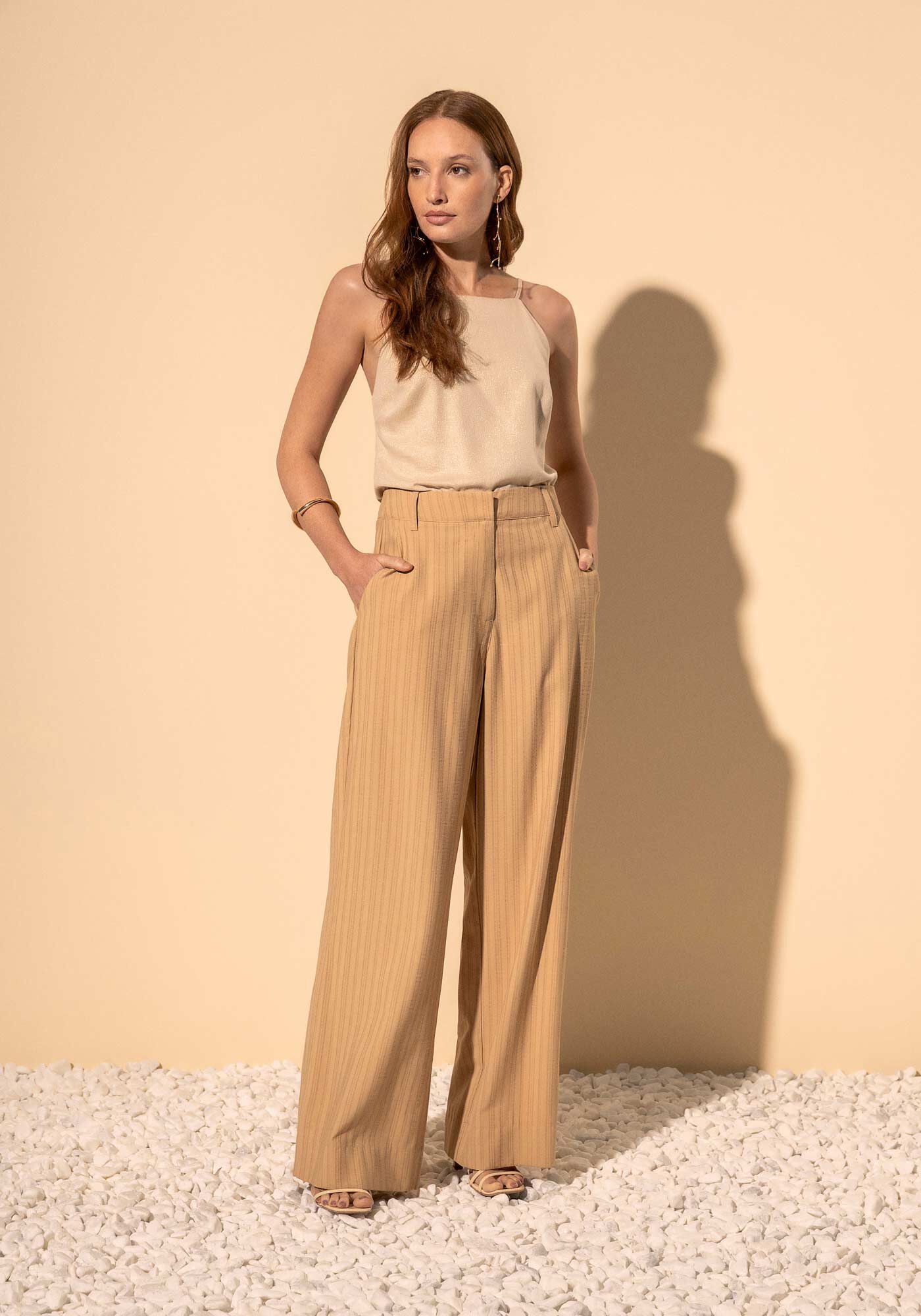 Cal&ccedil;a Reta Com Cintura Alta E Bolsos Em Tecido Texturizado, BEGE BISCUIT, large.