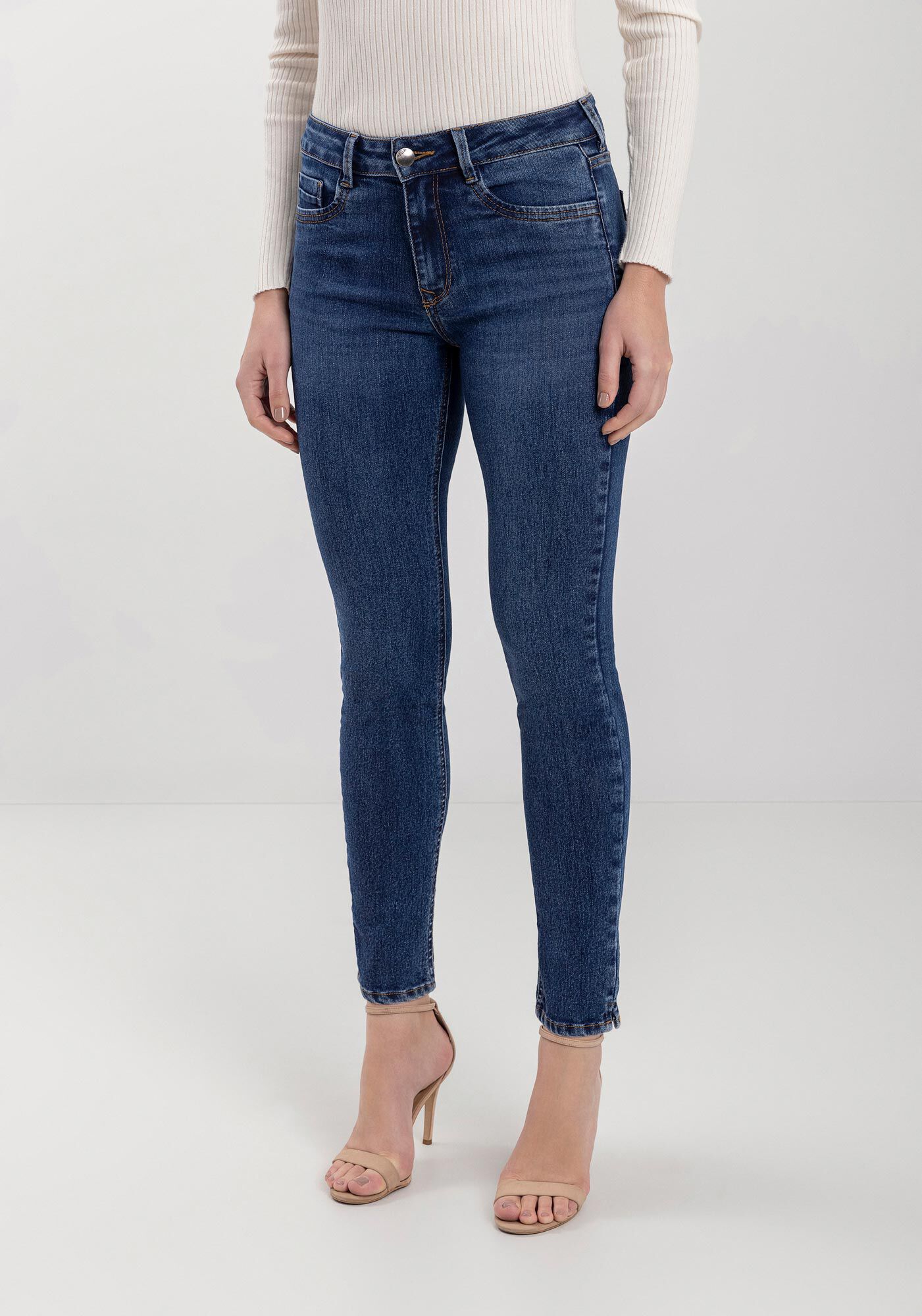 Cal&ccedil;a Jeans Skinny Curta Com Cintura M&eacute;dia E Passantes, , large.