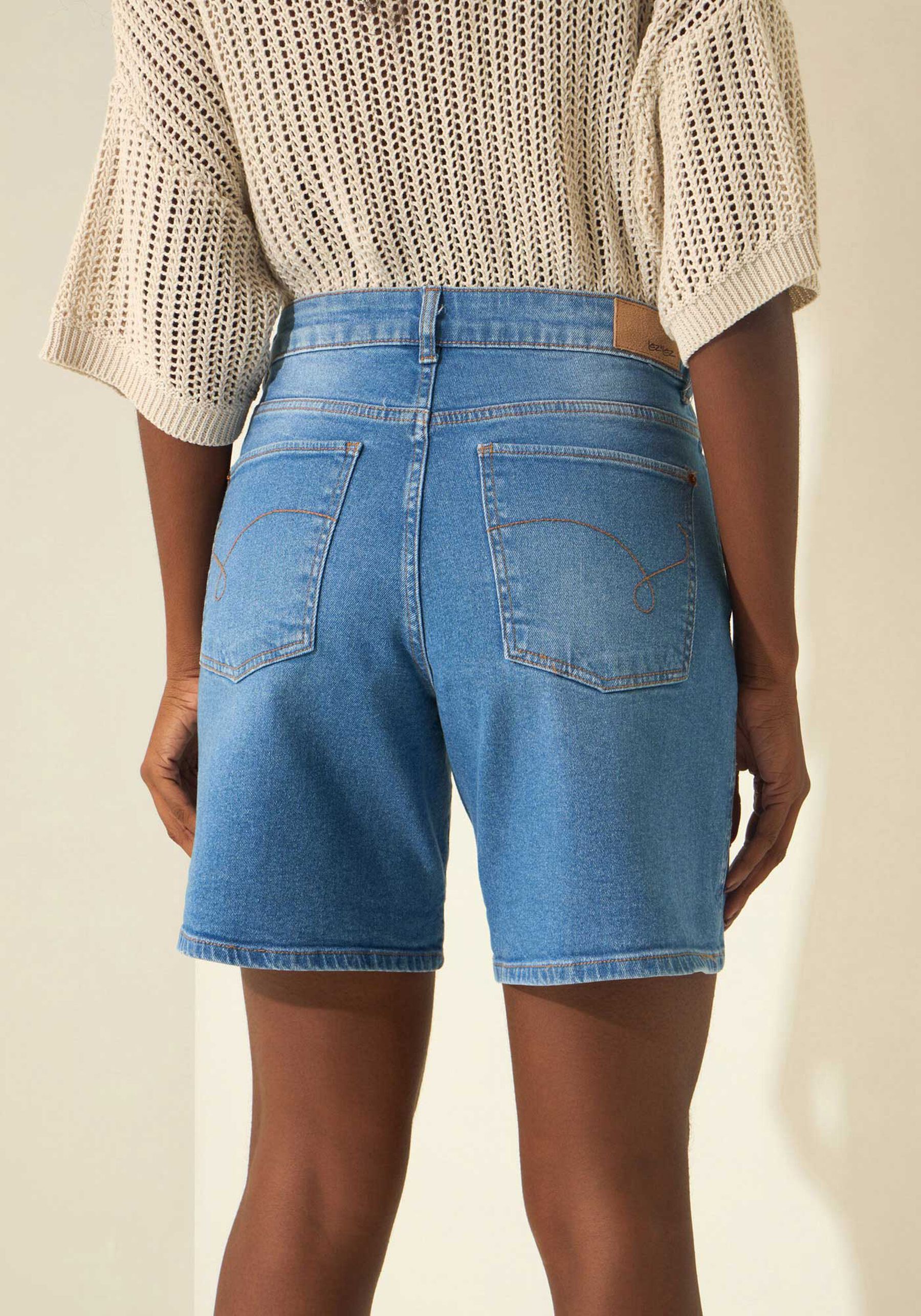 Bermuda Jeans Boyfriend Com Cintura Média E Elastano, JEANS. Bermuda Jeans Boyfriend Com Cintura Média E Elastano, JEANS, large.