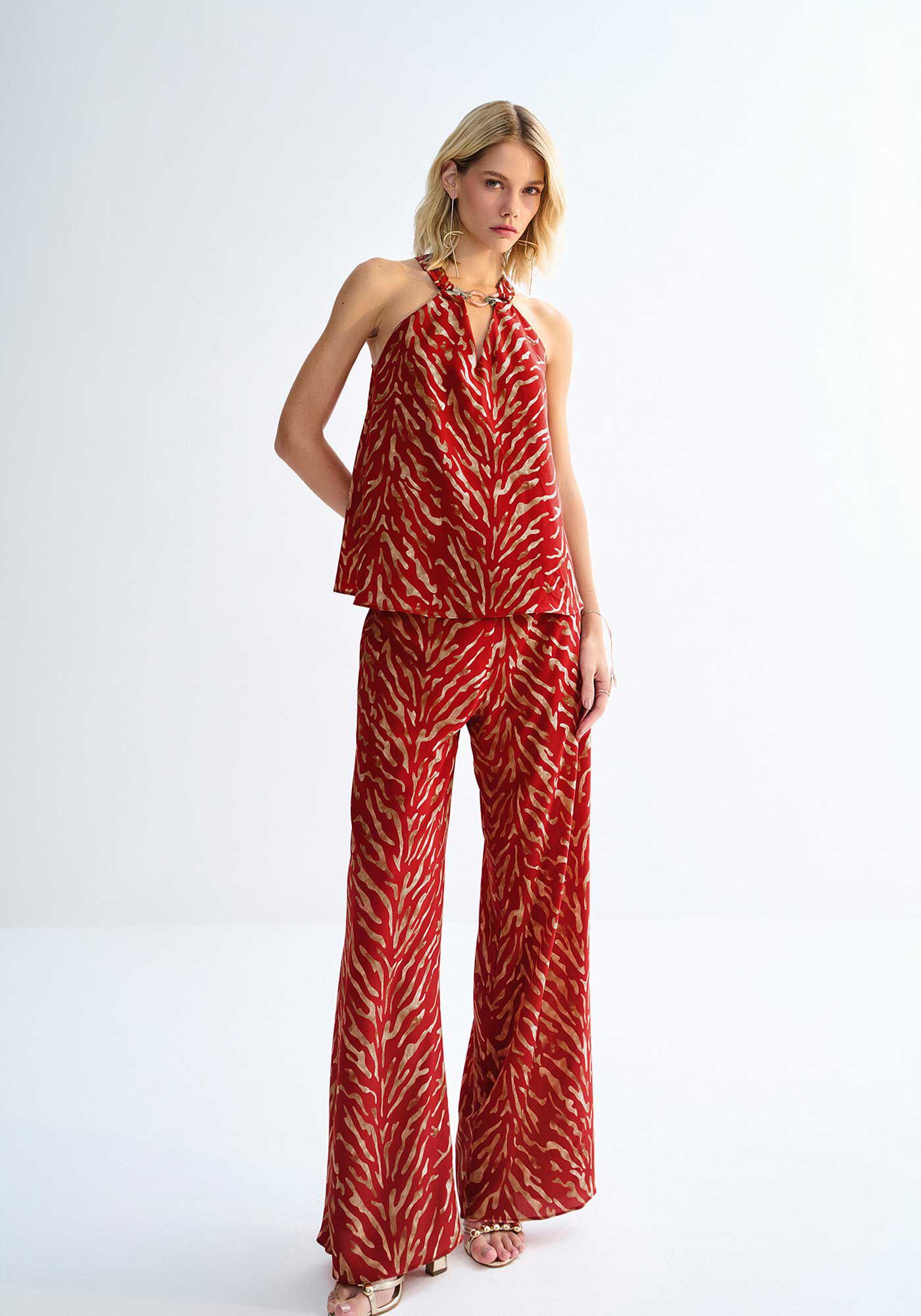 Blusa Estampada em Chiffon com Detalhe Decote, SAND VERMELHO, large.