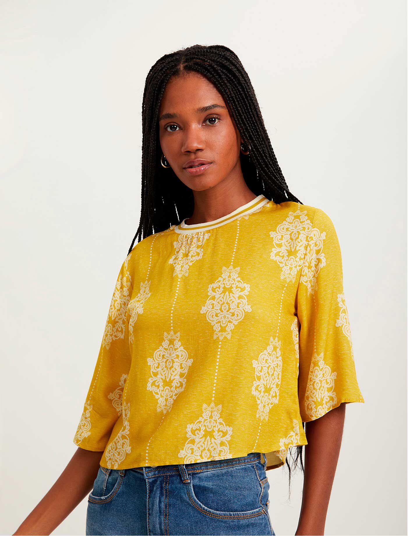 Blusa Curta Estampada Com Mangas M&eacute;dias E Gola Em Retil&iacute;nea, , large.