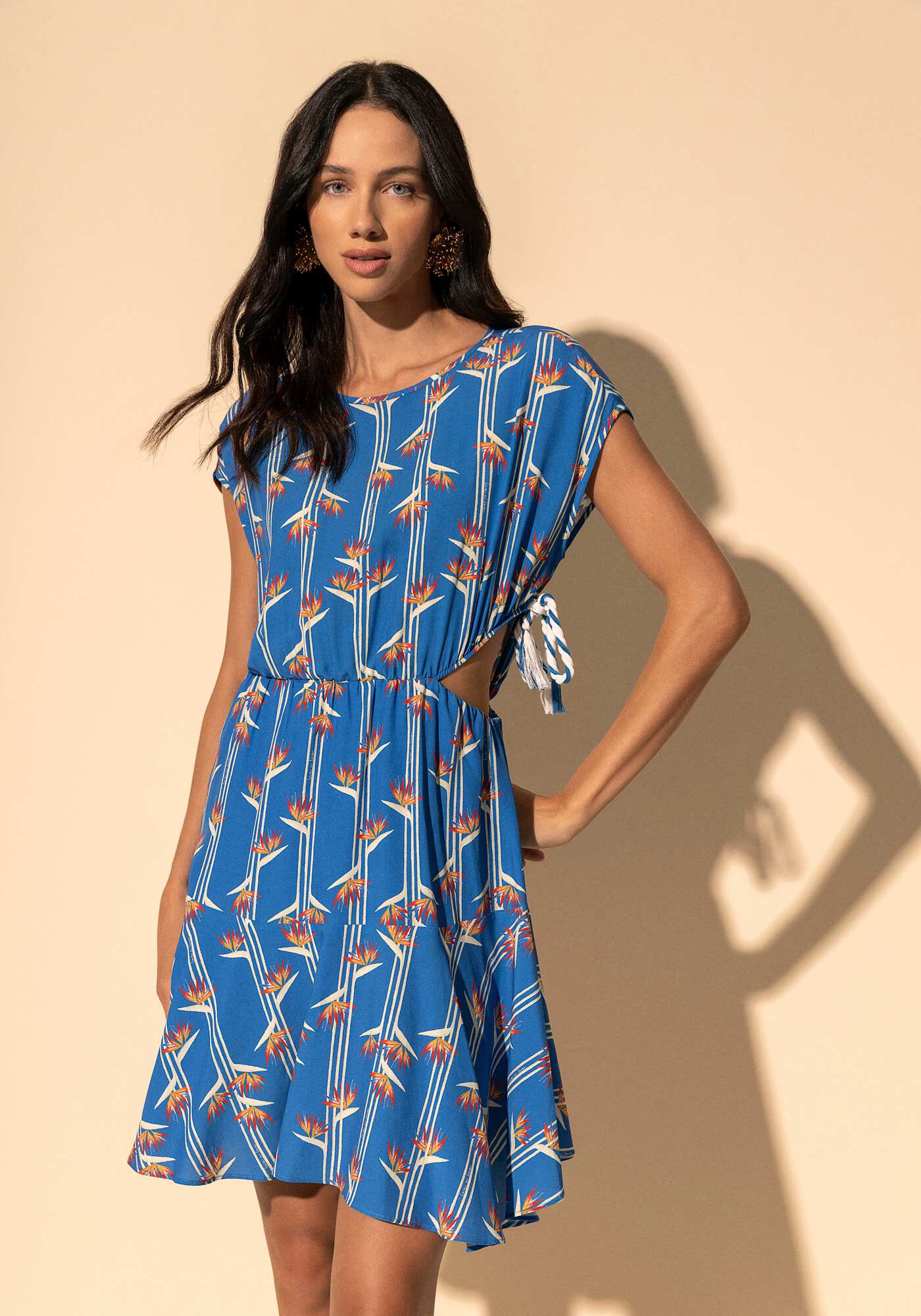 Vestido Curto Estampado Com Recorte Lateral E Amarra&ccedil;&atilde;o, STRELIZIA MINI AZUL, large.