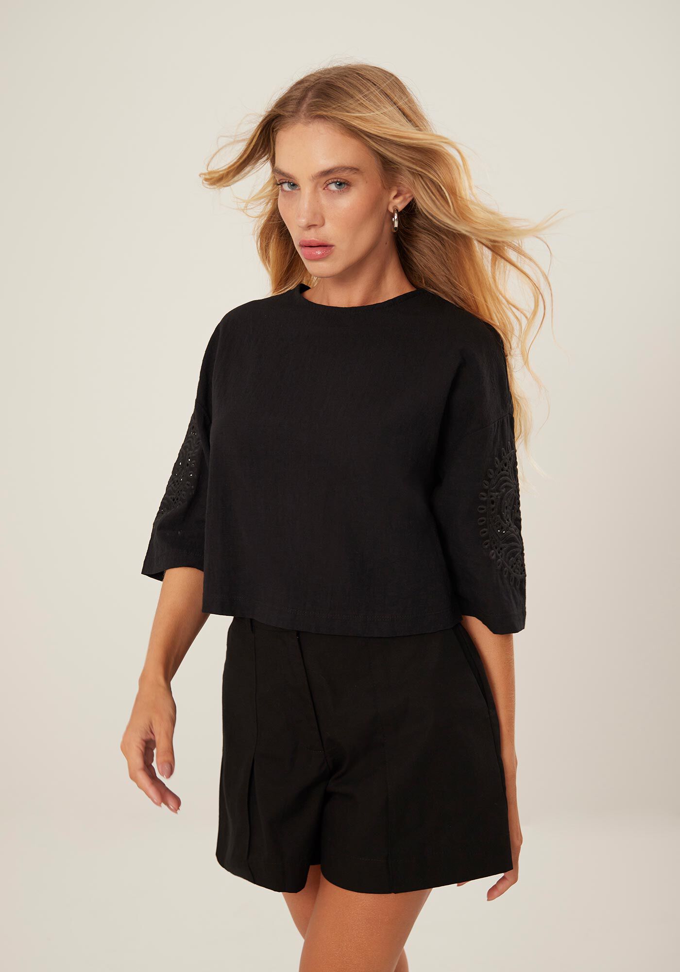 Blusa Ampla em Tecido Cotton com Bordado Mangas, , large.