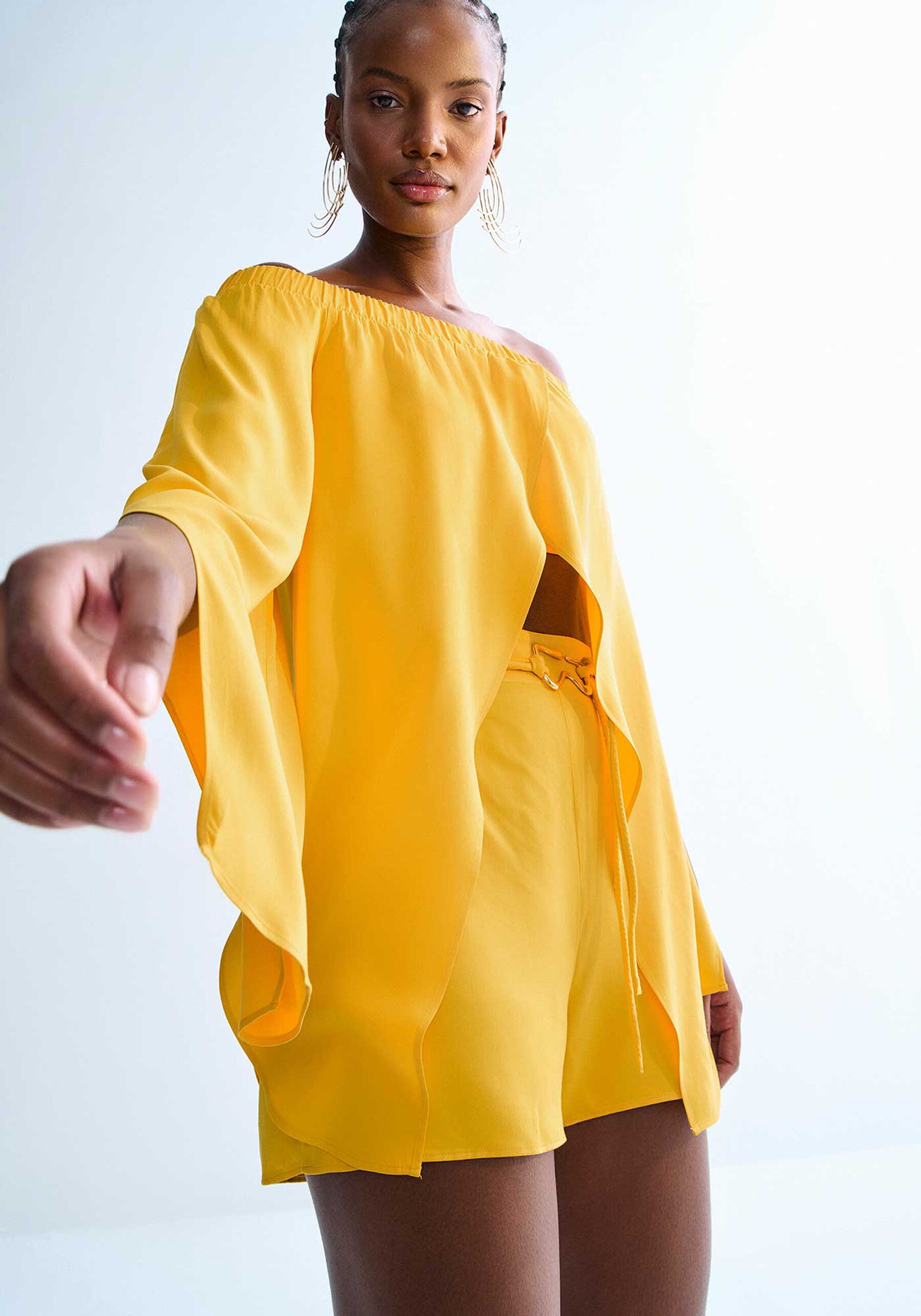 Blusa Ombro a Ombro Assimétrica com Pontas, AMARELO SAVANNAH. Blusa Ombro a Ombro Assimétrica com Pontas, AMARELO SAVANNAH, large.