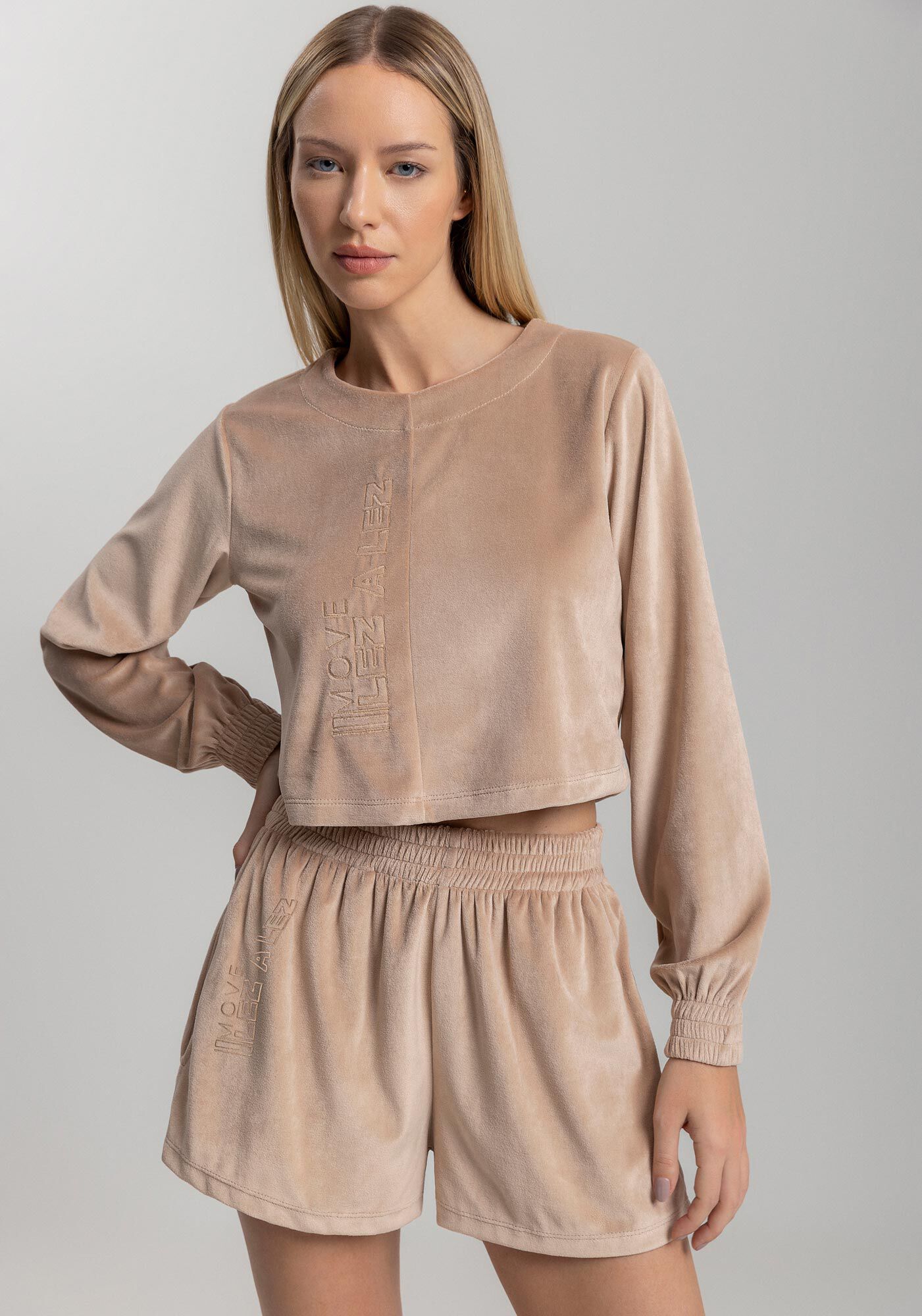 Blus&atilde;o Cropped De Mangas Longas Em Malha Plush Move, BEGE MUDOC, large.