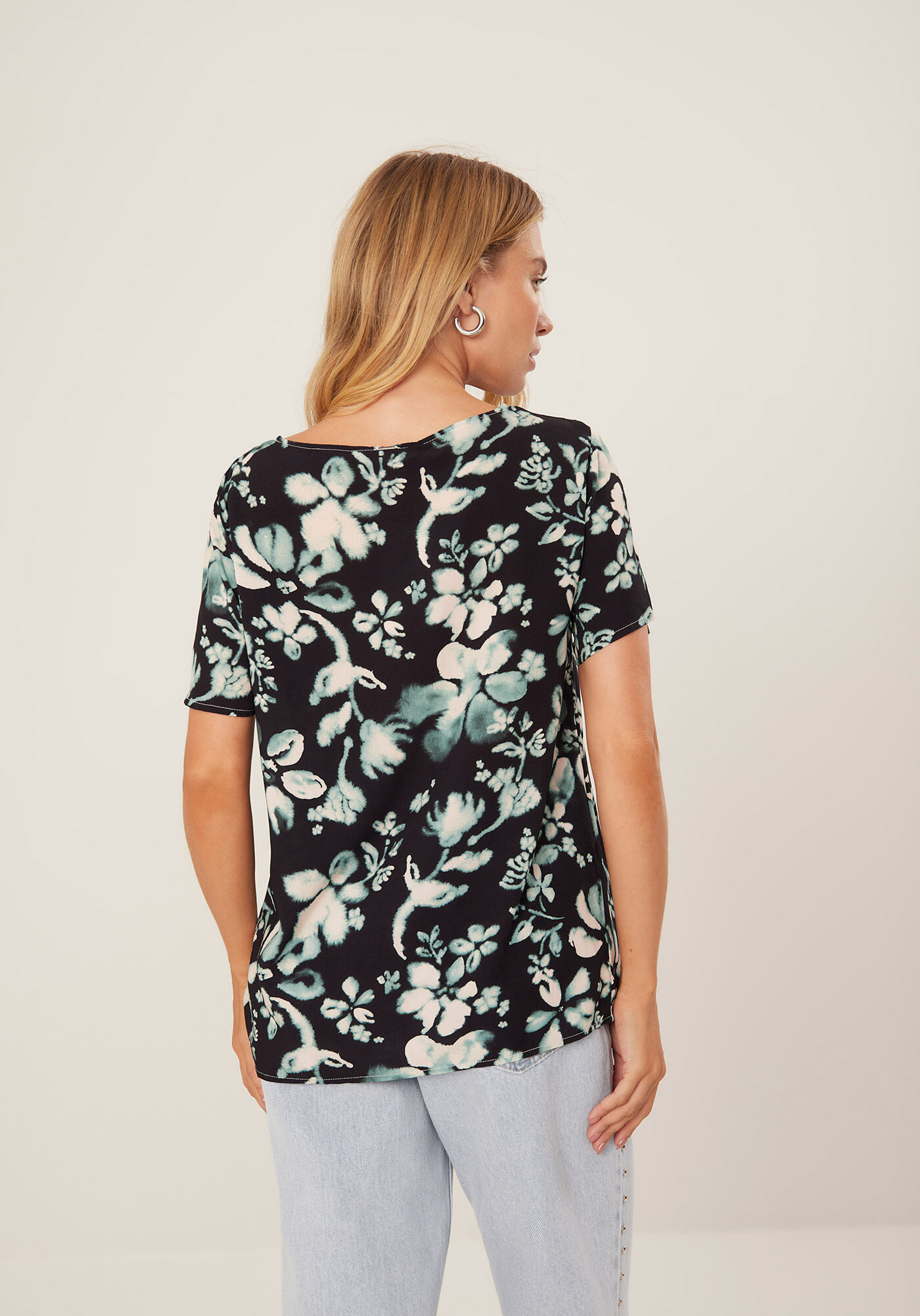 Blusa B&aacute;sica Estampada Em Viscose Com Mangas Curtas, , large.