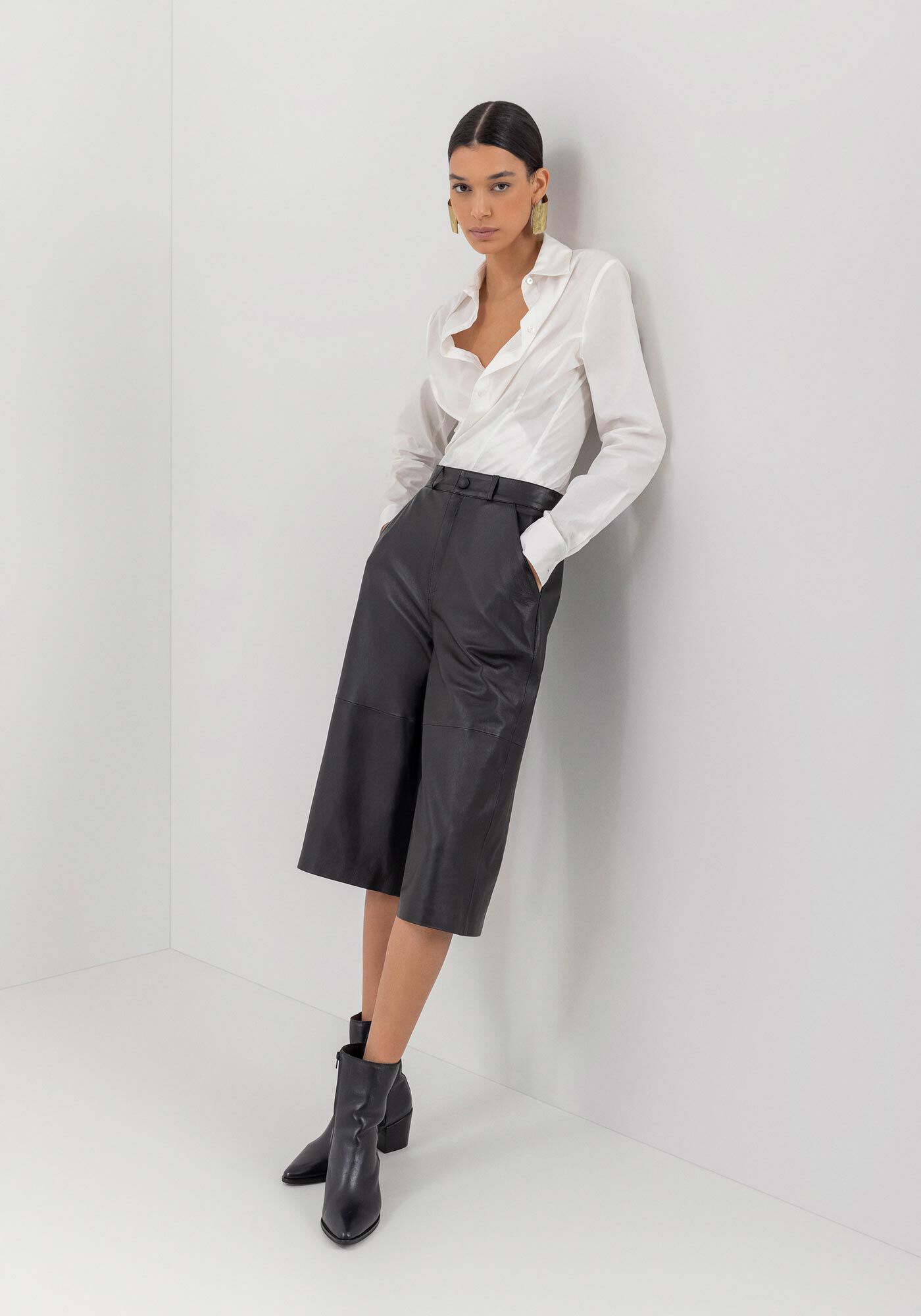 Bermuda De Couro Com Cintura M&eacute;dia E Bolsos Frontais, , large.