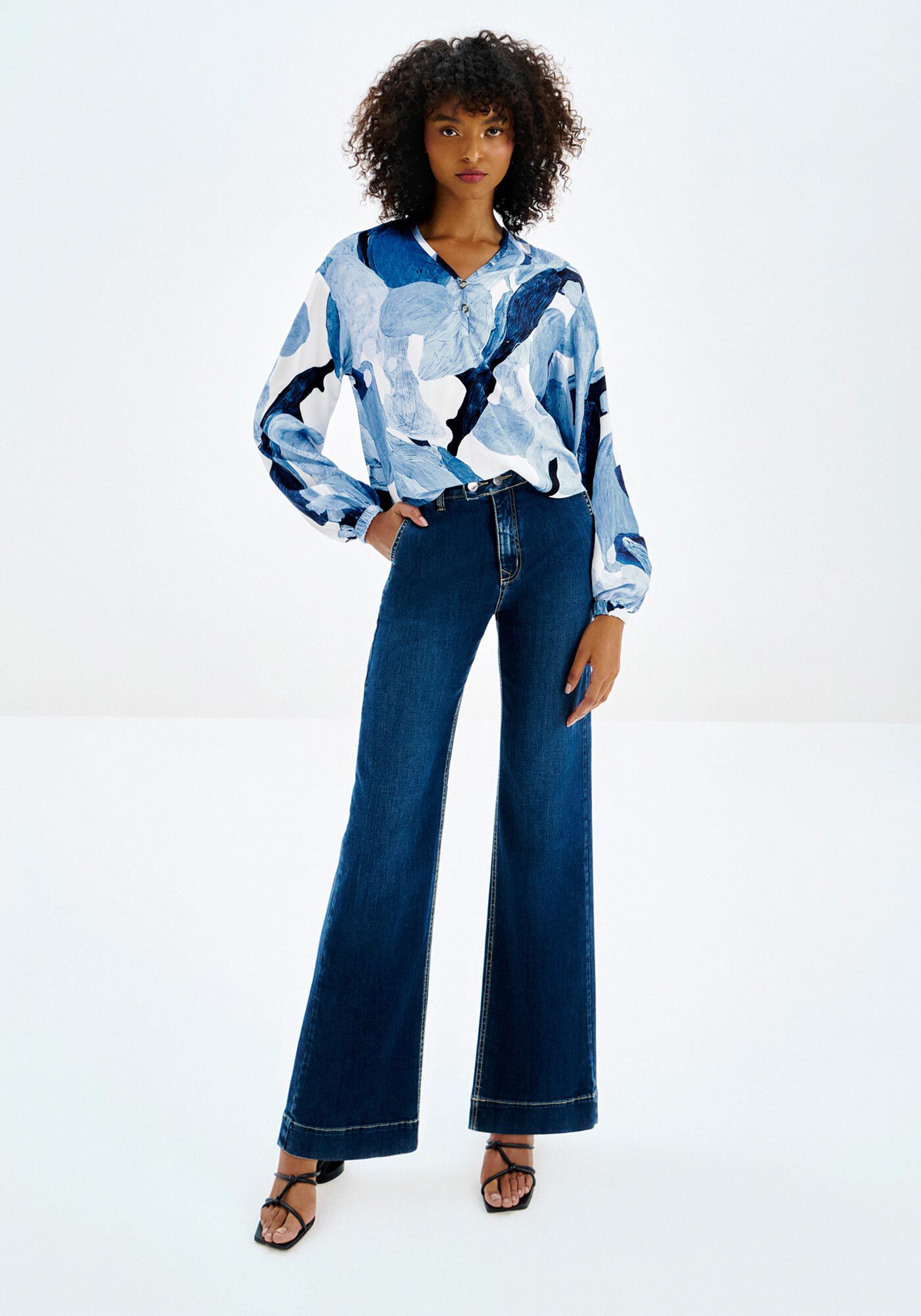 Blusa Manga Longa Estampada com Bot&otilde;es Decote, , large.