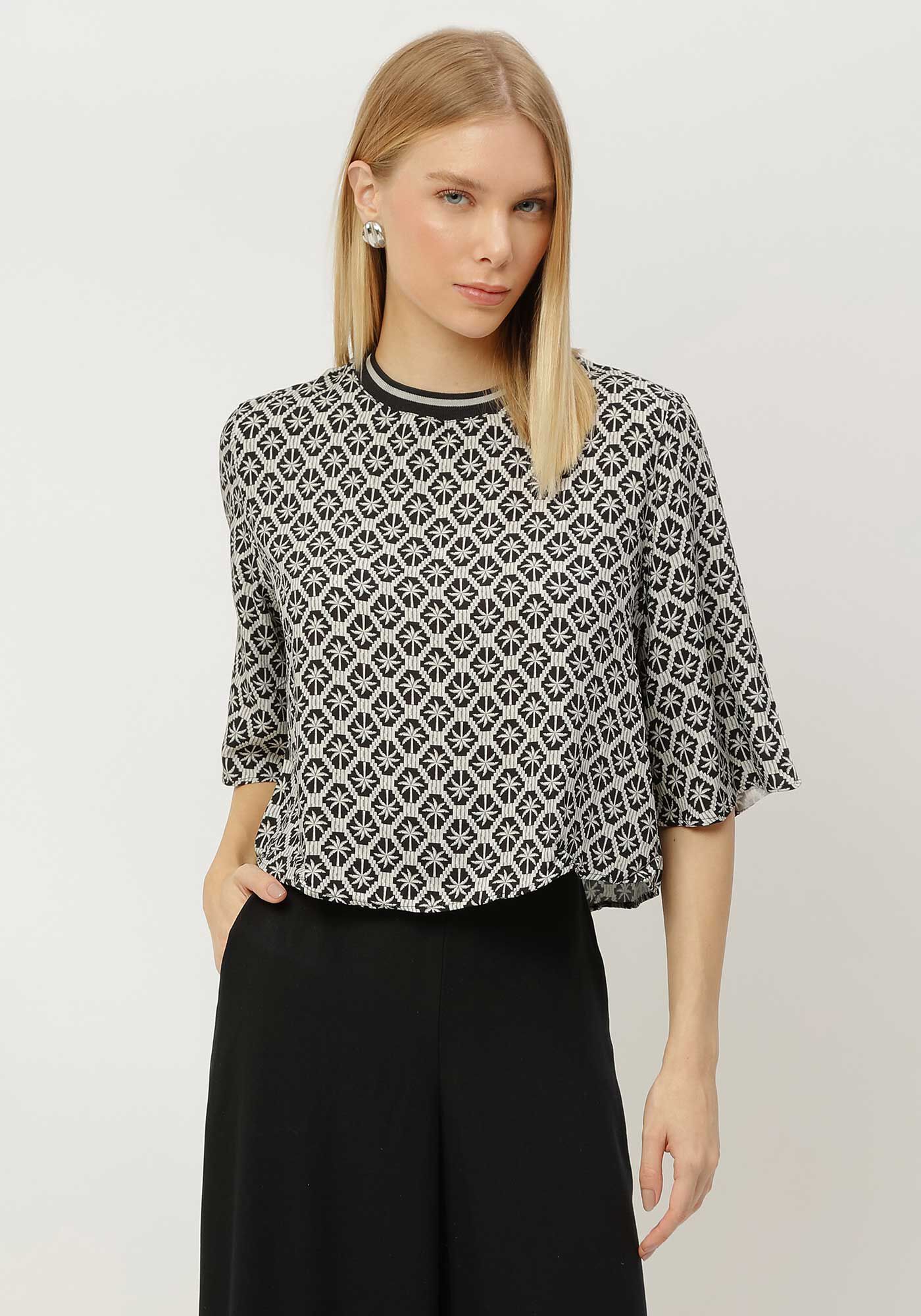 Blusa Estampada em Viscose com Retil&iacute;nea, , large.