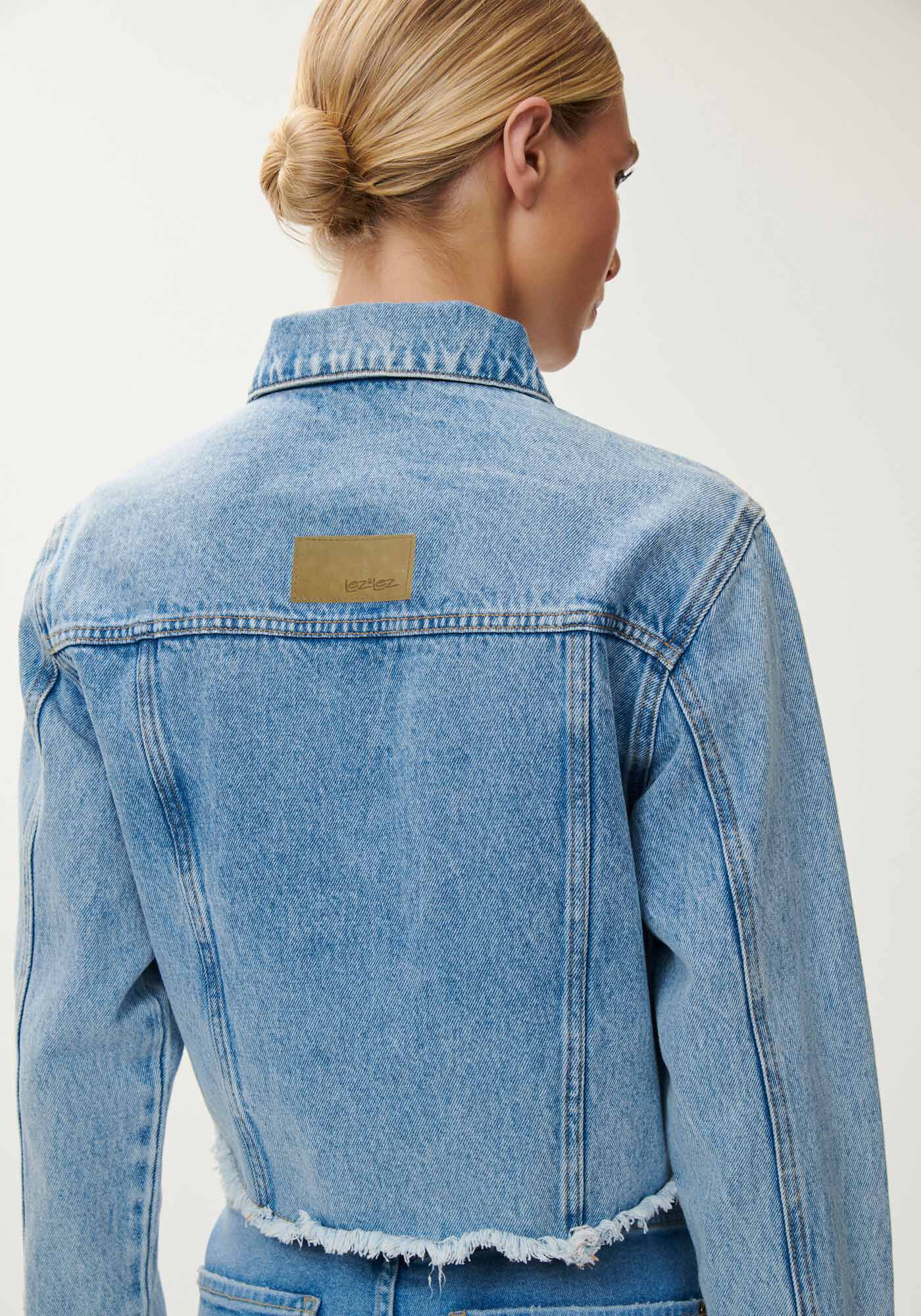 Jaqueta Jeans Curta com Barra Desfiada Lez a Lez