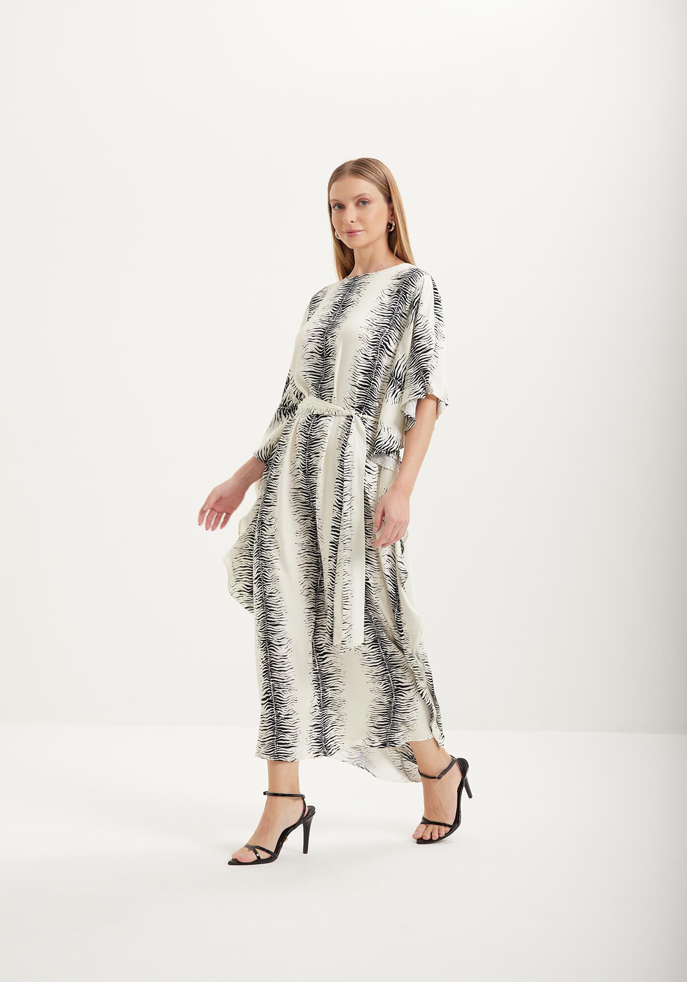 Vestido Ch&aacute; Estampado Com Mangas Amplas E Faixa, , large.