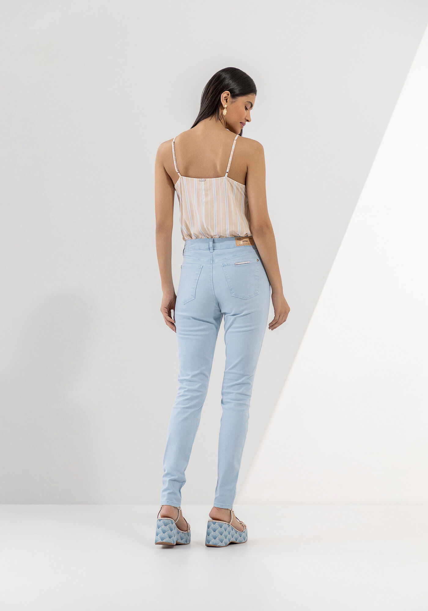 Blusa com Al&ccedil;as Halter Neck em Viscose Estampada, , large.