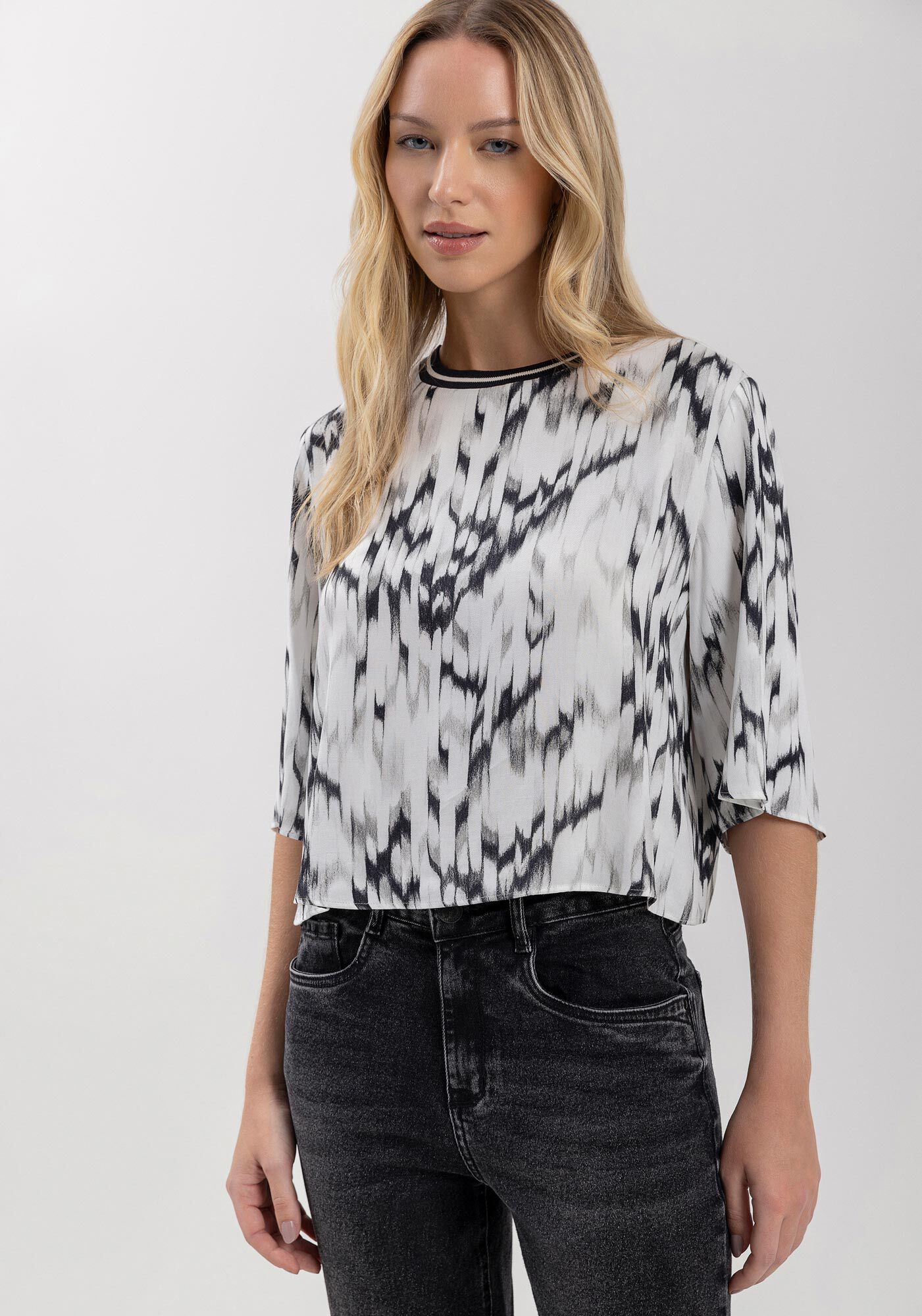 Blusa Curta Estampada Com Mangas M&eacute;dias E Gola Em Retil&iacute;nea, , large.