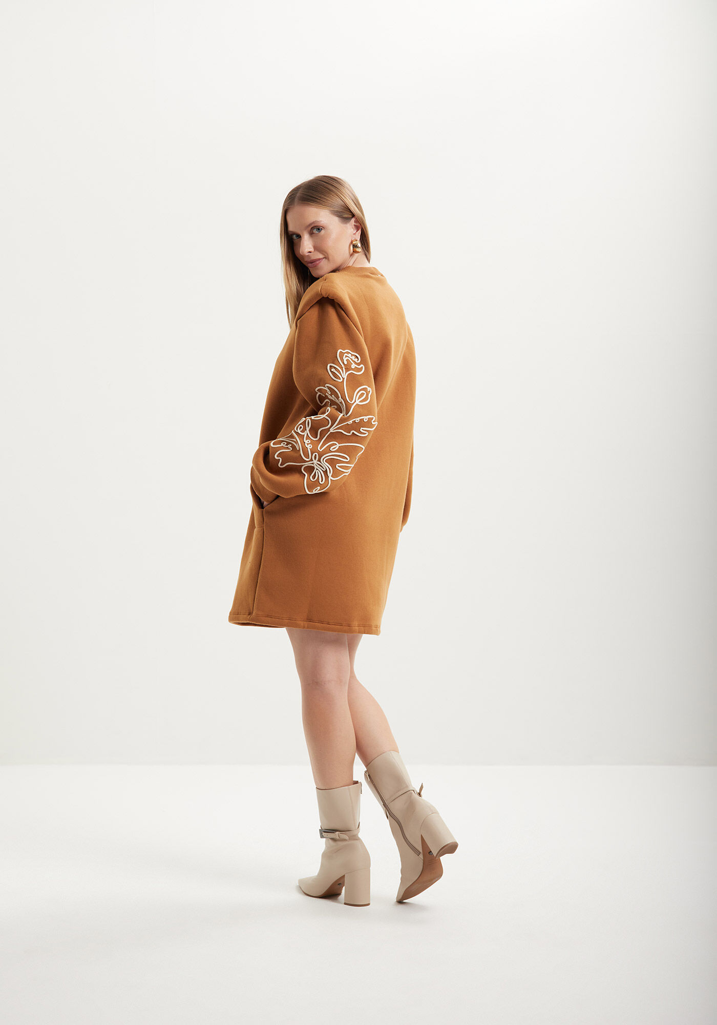 Vestido Curto Com Mangas Amplas Bordadas Em Moletom, , large.