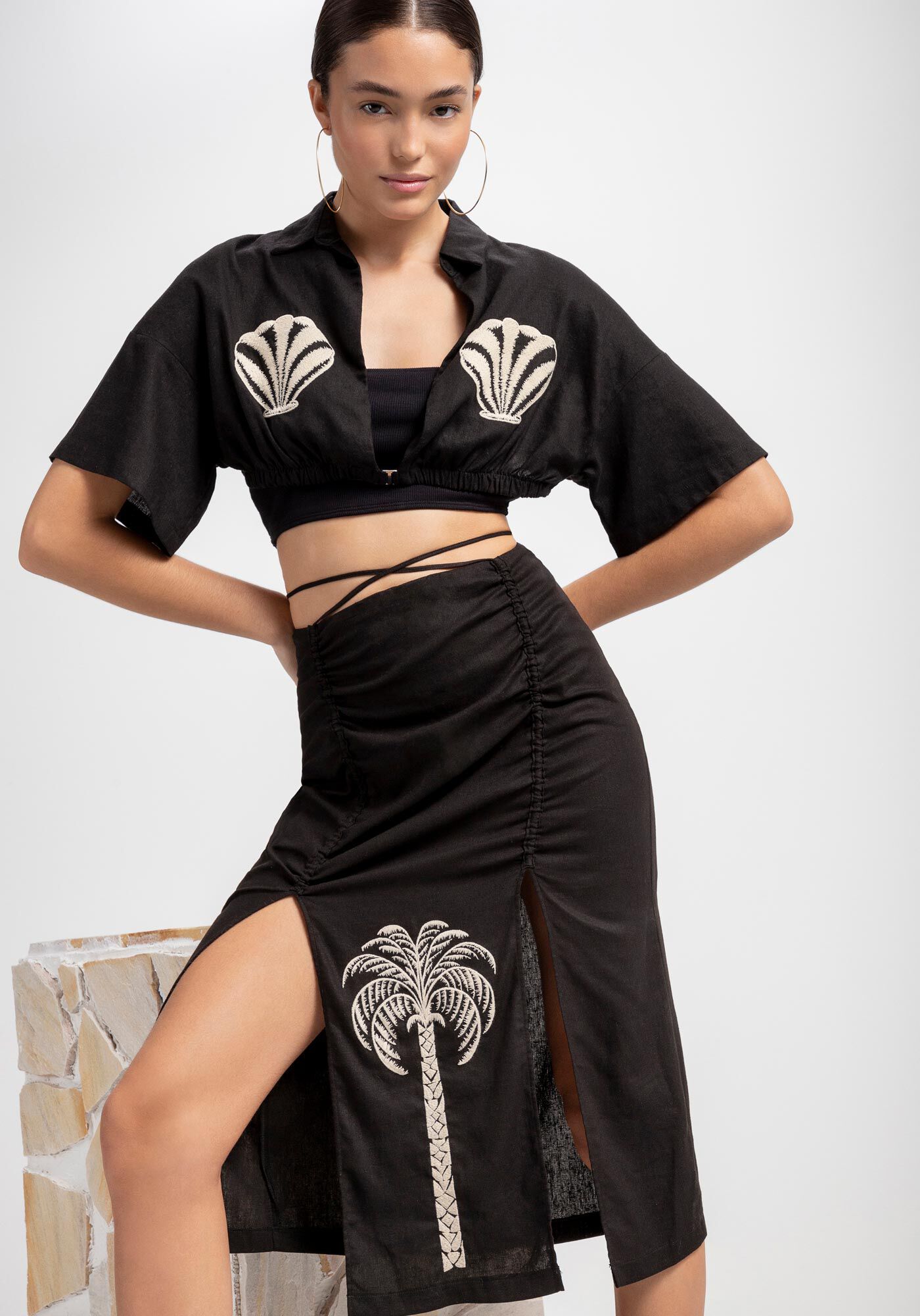 Saia Midi em Linho com Bordado e Amarra&ccedil;&atilde;o, PRETO REATIVO, large.