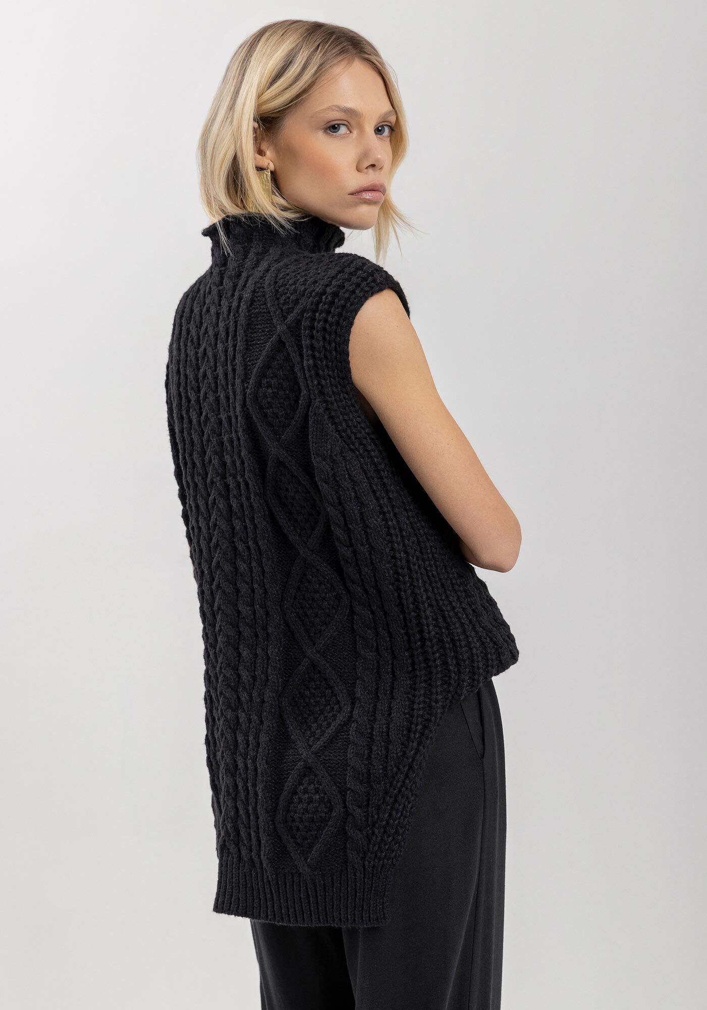 Blus&atilde;o Sem Mangas Alongado Com Gola Alta Em Tric&ocirc;, , large.