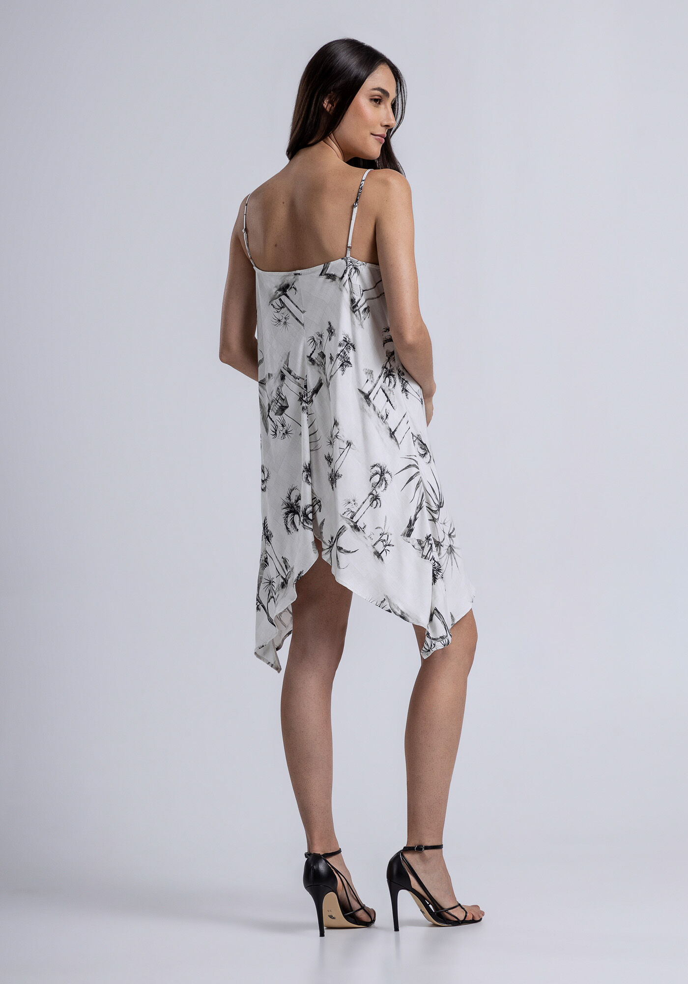 Vestido com Al&ccedil;as Curto em Viscose Assim&eacute;trico, , large.