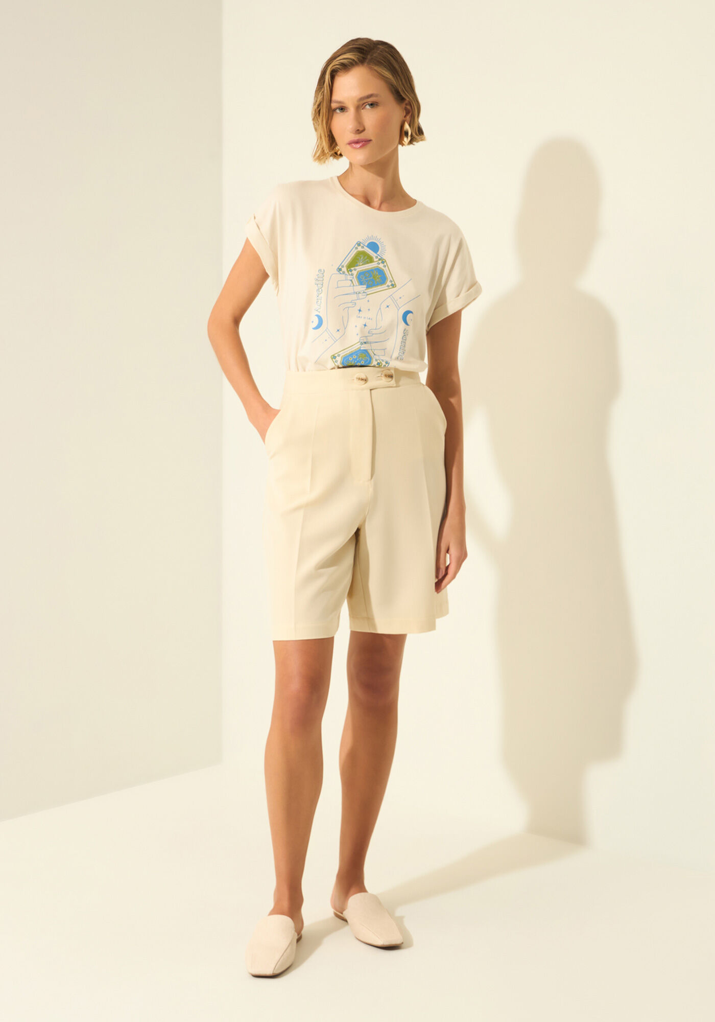 Bermuda De Cintura Alta Com Bot&otilde;es, BEGE FAIRWAY, large.