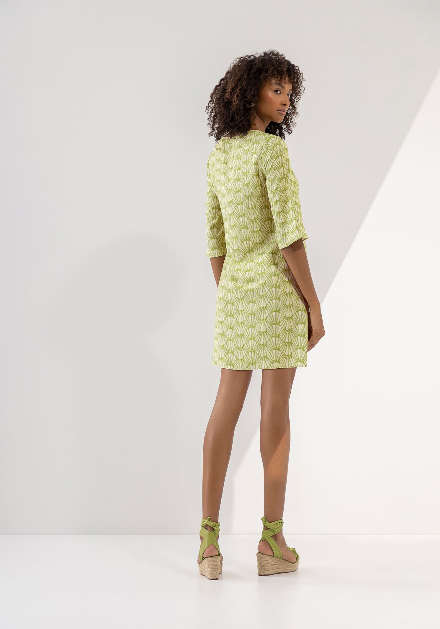 Vestido Curto Estampado em Viscose com Manga 3/4, OSTRA, large.