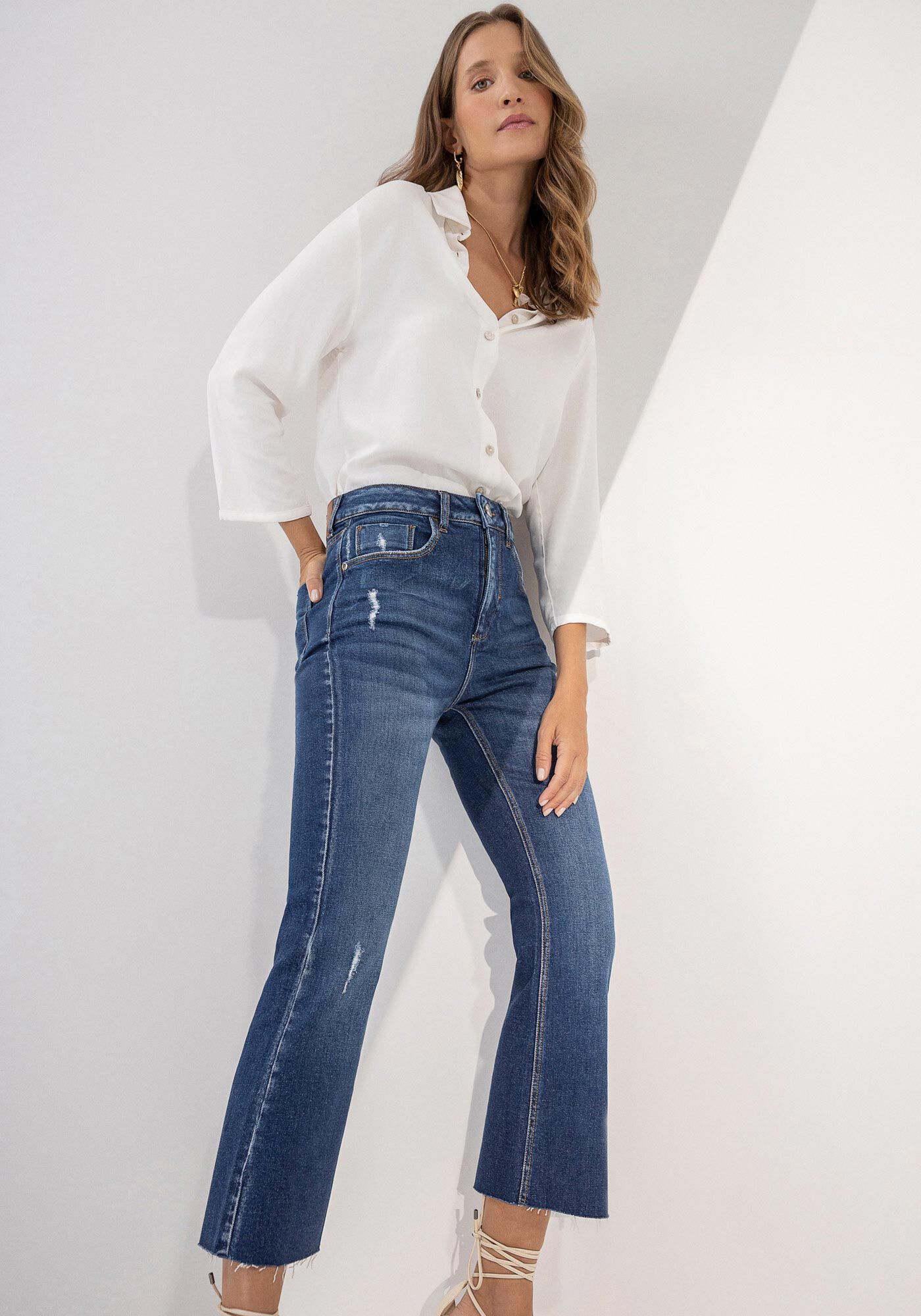 Calça flare com cropped de renda top
