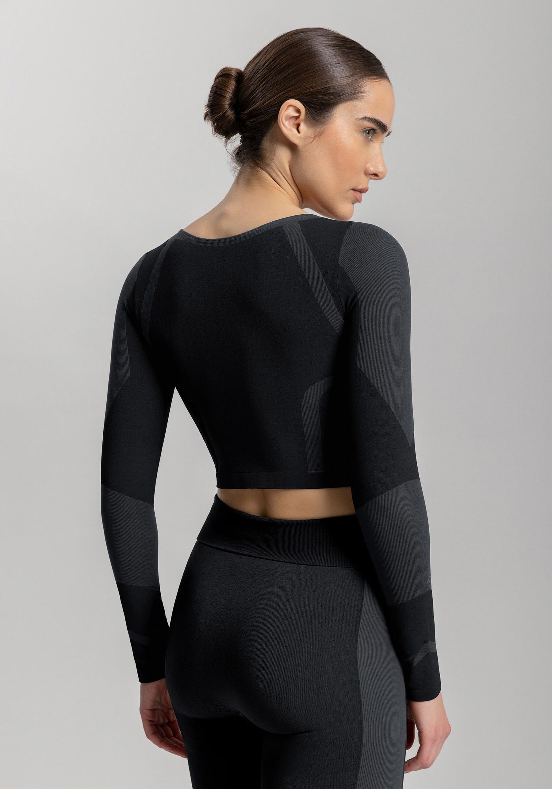 Blusa Cropped De Mangas Longas Em Malha Seamless Move, PRETO. Blusa Cropped De Mangas Longas Em Malha Seamless Move, PRETO, large.