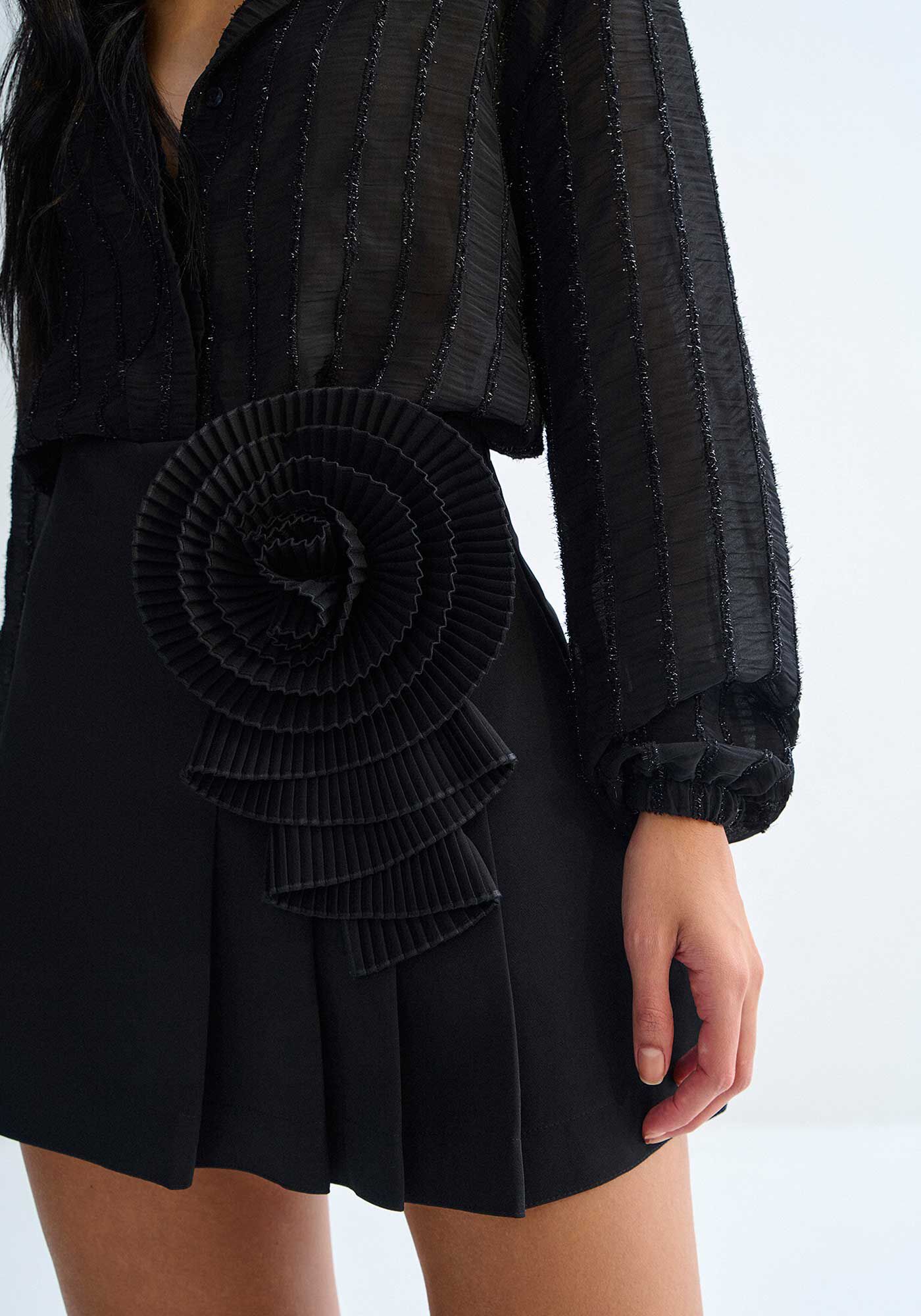 Saia Curta Cintura Alta com Aplica&ccedil;&atilde;o Flor Plissada, PRETO, large.