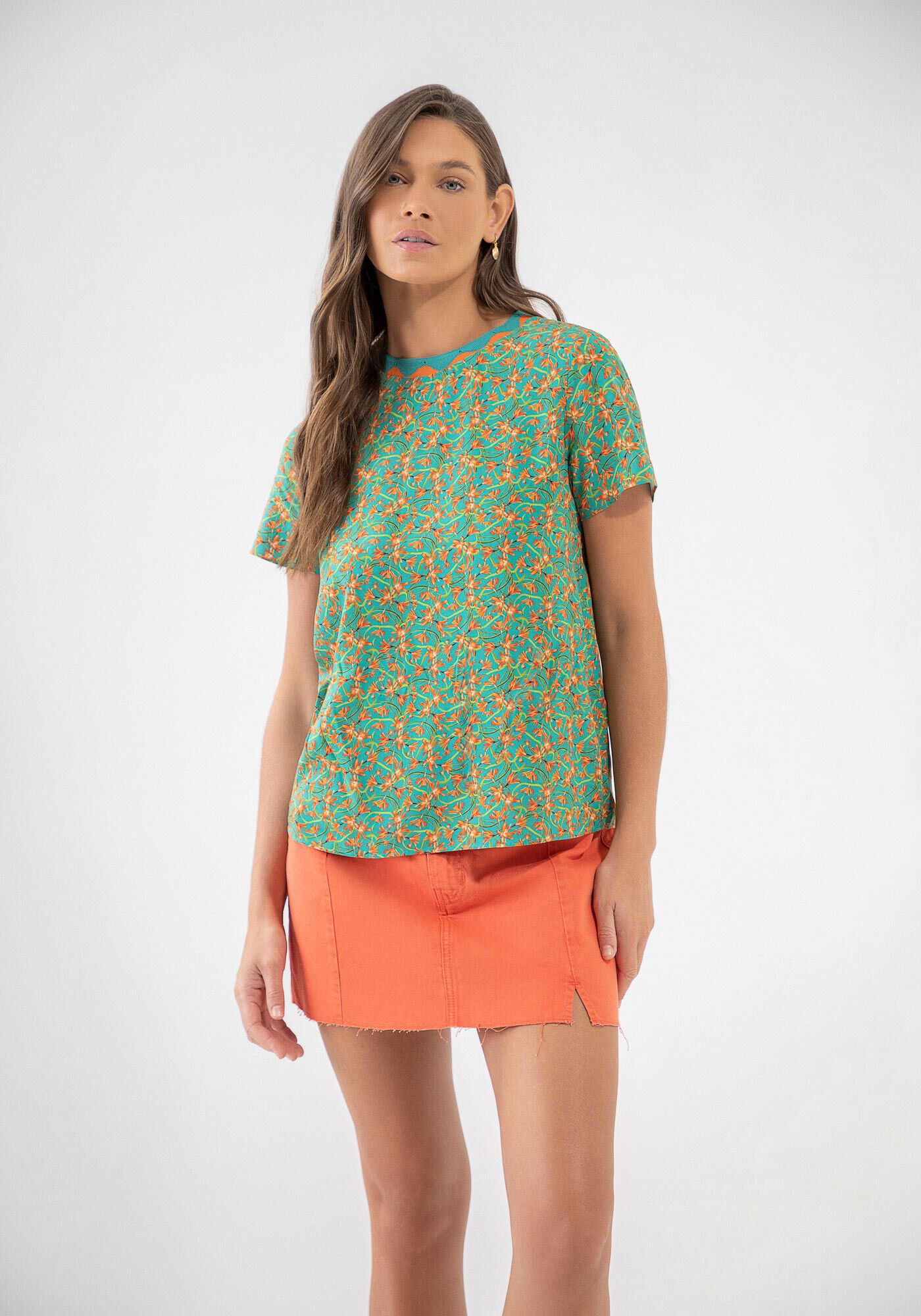 Blusa Estampada em Viscose com Retil&iacute;nea Decote, , large.