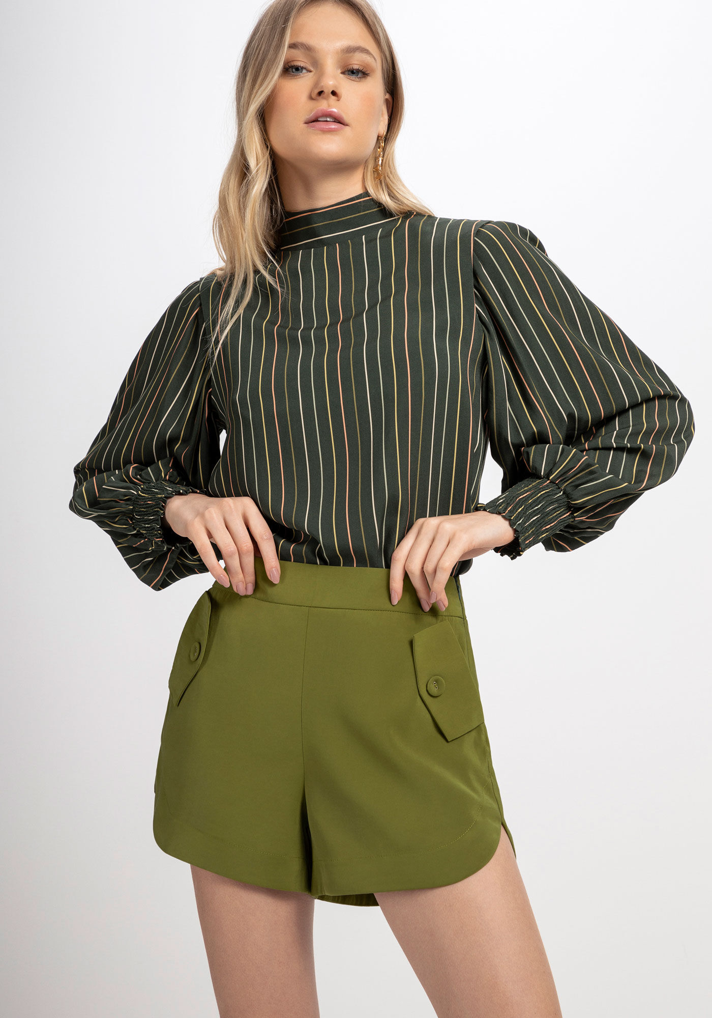 Shorts Cintura Baixa Acetinado com Lapela, VERDE PARAMELA, large.