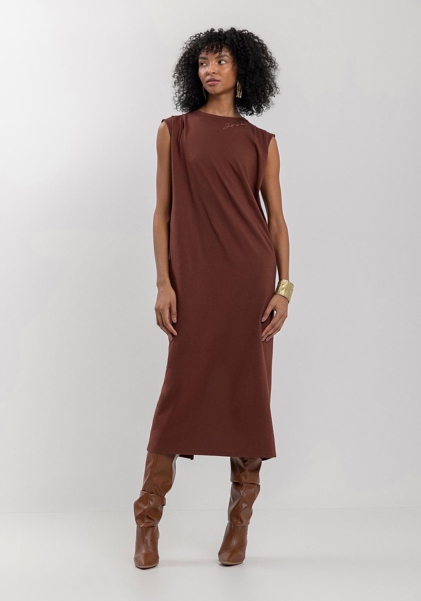 Vestido Midi Ch&aacute; Em Algod&atilde;o Com Drapeado Nos Ombros, MARROM CHOCOLATE, large.