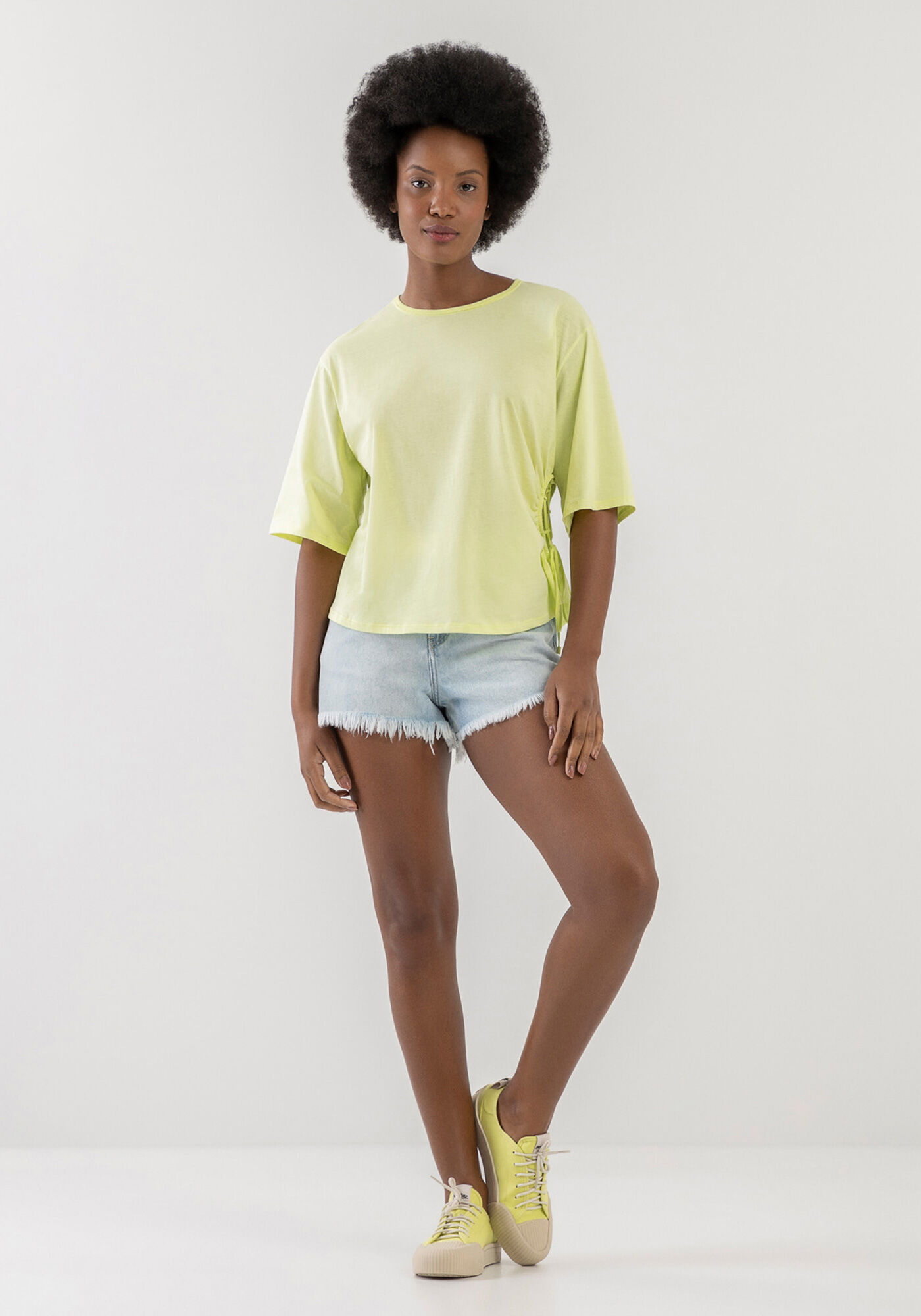 T-shirt Oversized Estampada com Detalhe Lateral, AMARELO PINA COLADA, large.