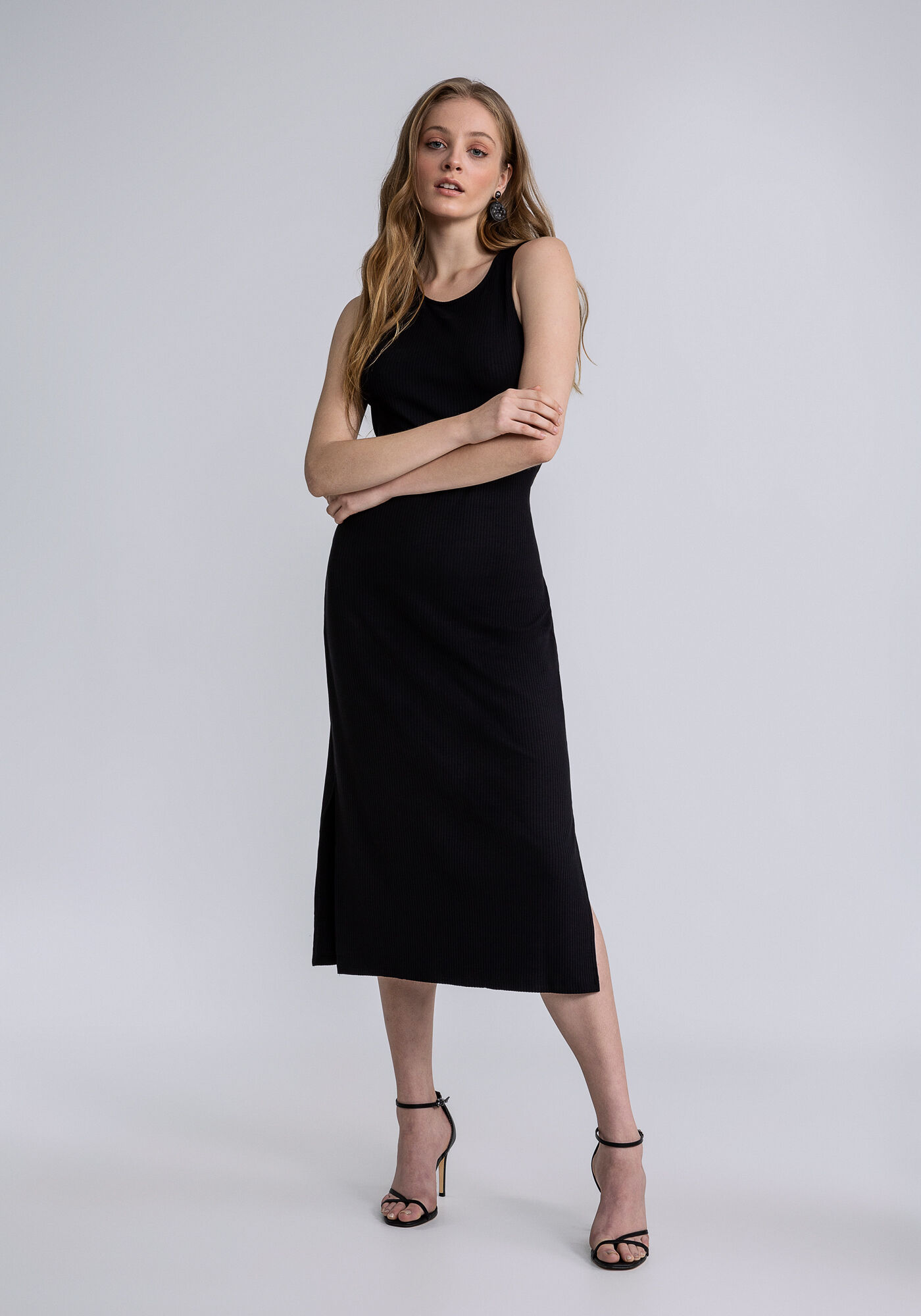 Vestido preto shop midi canelado