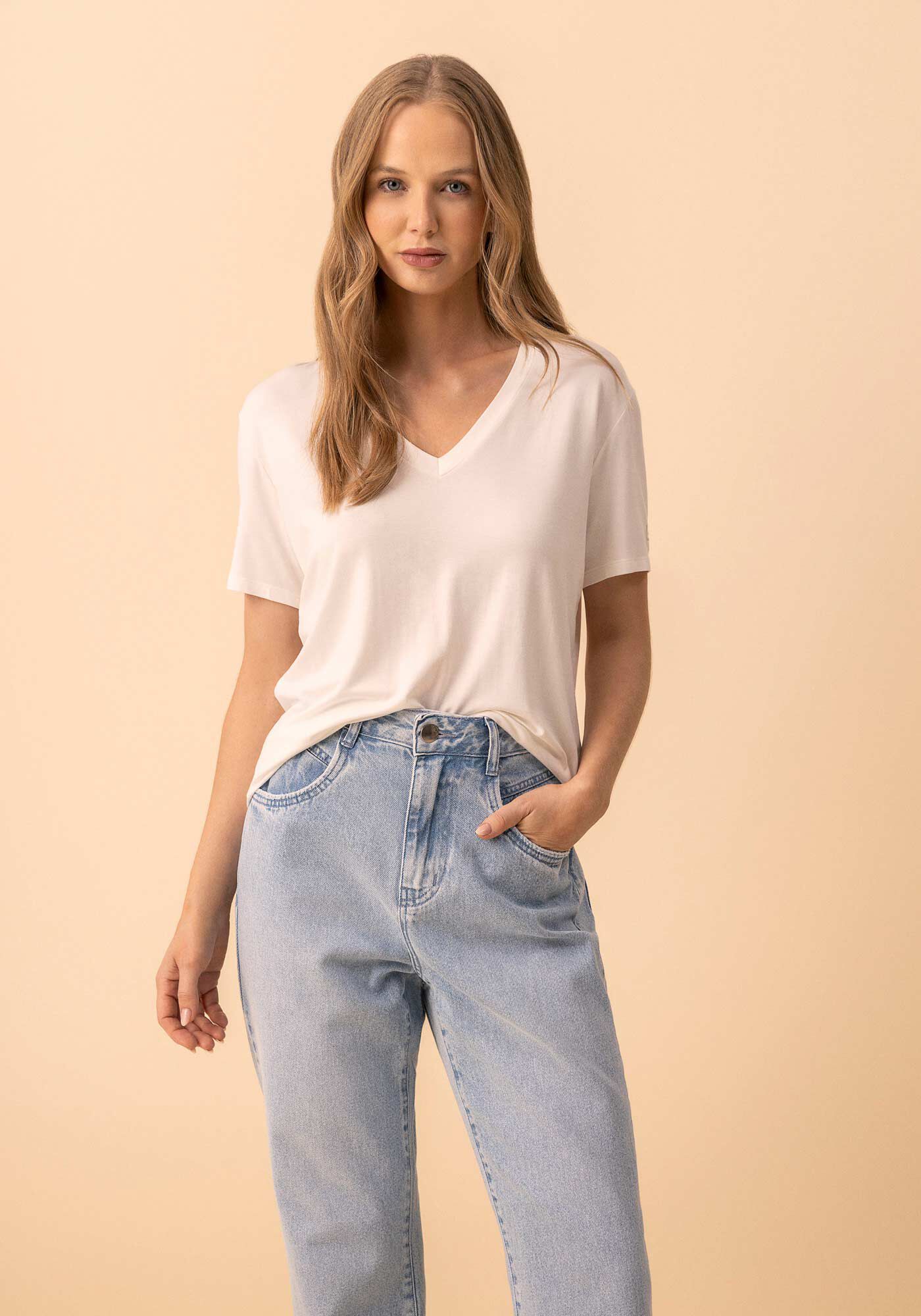 Blusa B&aacute;sica Com Decote Em V Em Malha Leve, BRANCO OFF WHITE, large.