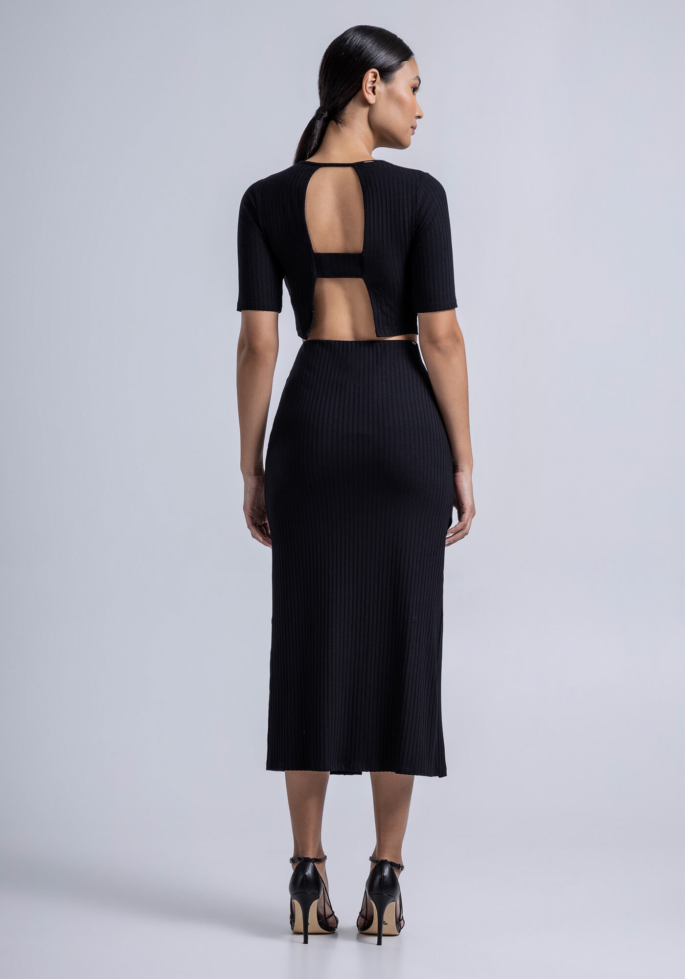 Look com saia best sale midi preta justa