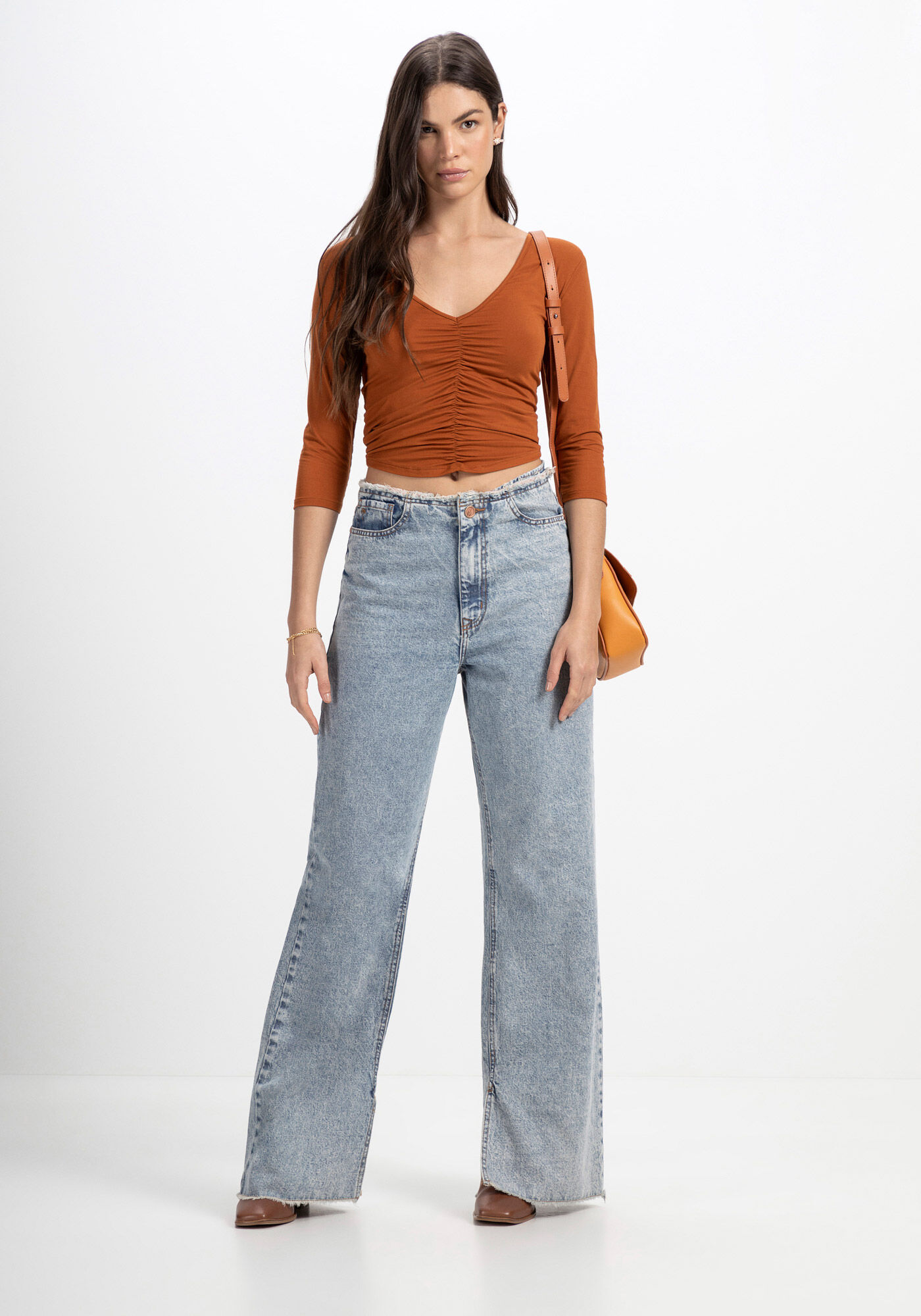 Blusa Manga 3/4 em Malha Aveludada com Franzido, MARROM BISCUIT, large.