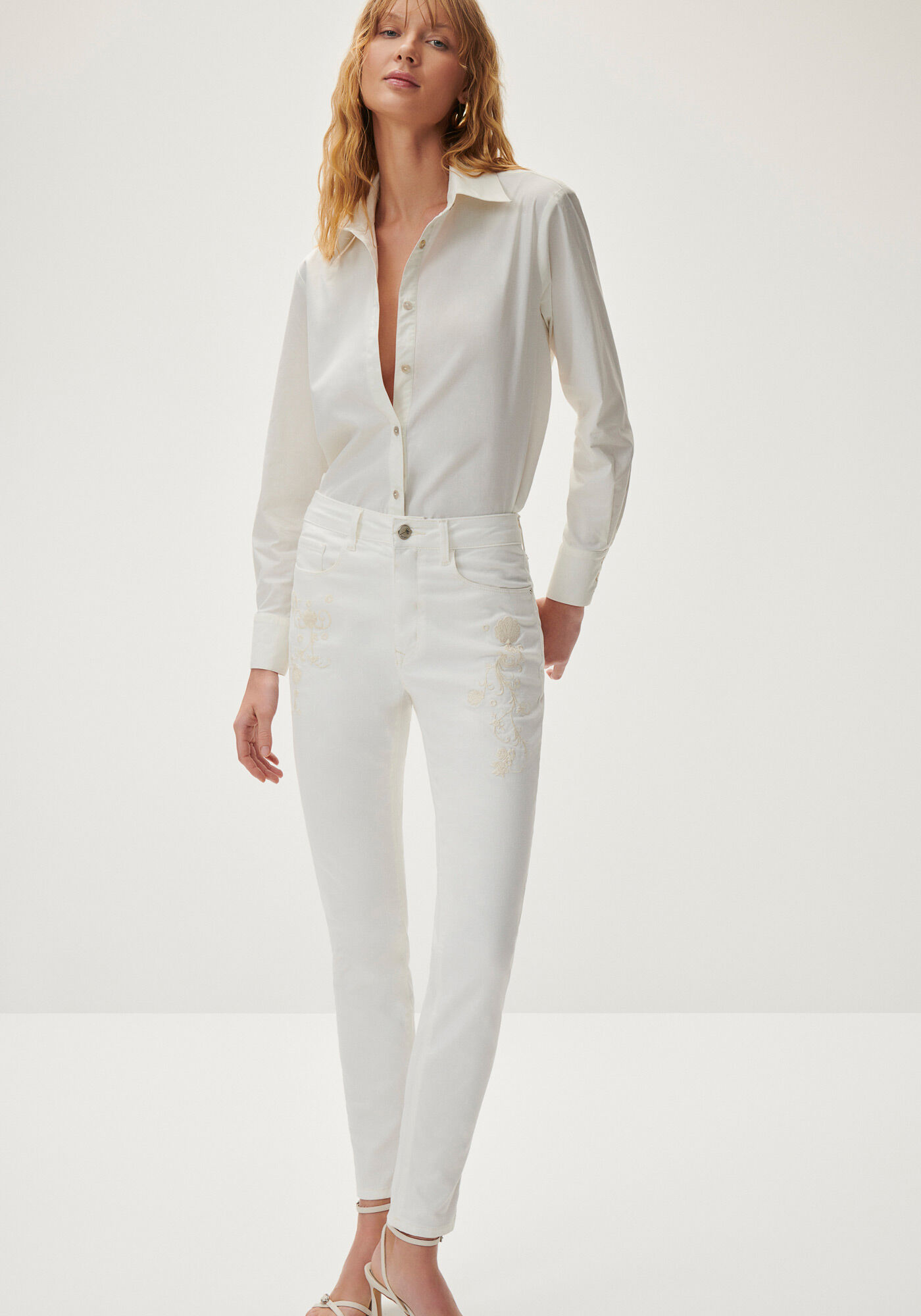 Cal&ccedil;a Sarja Skinny Cropped Off-White Bordada, , large.