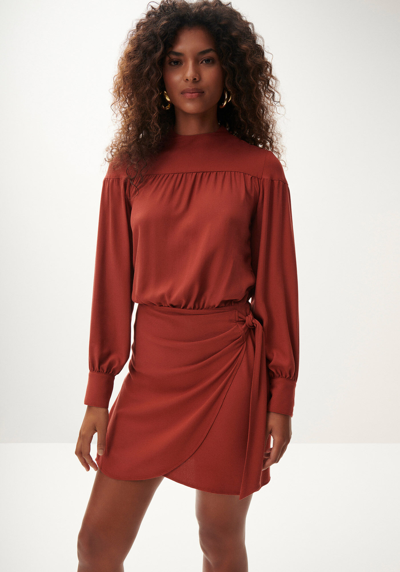 Vestido Curto Franzido em Crepe com Amarra&ccedil;&atilde;o, , large.