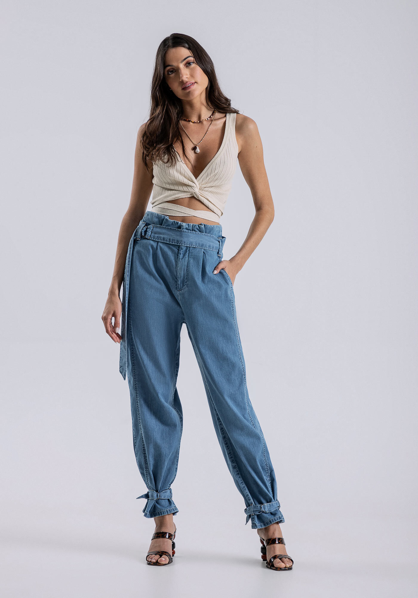 Calça jeans top amarrada com cadarço